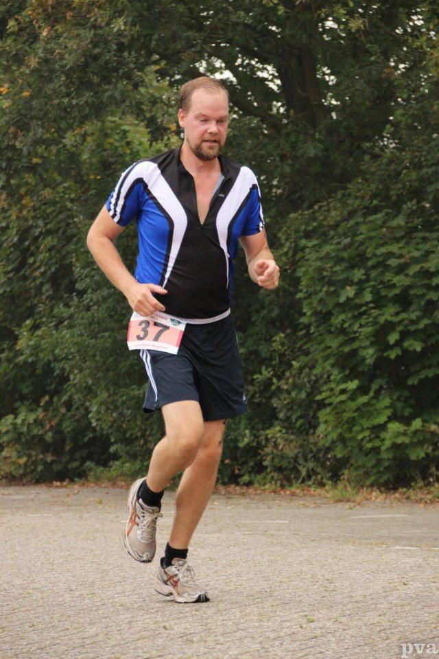 Triathlon Eibergen. Een man doet mee aan een race met nummer 37 op zijn shirt.