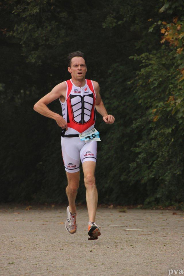 Triathlon Eibergen. Een man in een skelettenpak rent op een weg