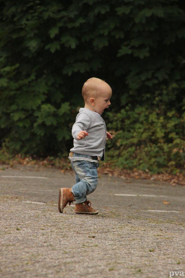 Triathlon Eibergen. Een kleine jongen rent over de weg.