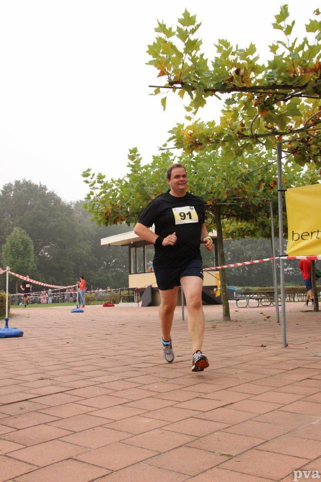 Een man die rent met het nummer 91 op zijn shirt