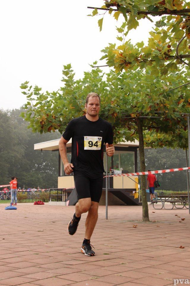 Een man die meedoet aan een race met het nummer 94 op zijn shirt