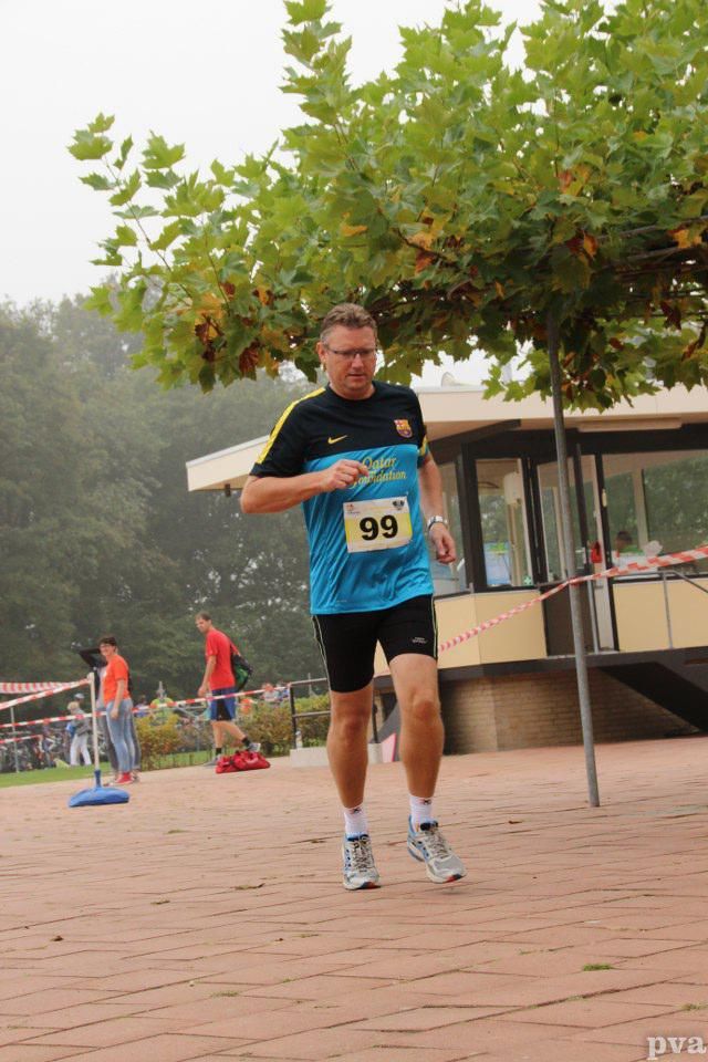 Een man rent mee in een race met het nummer 99 op zijn shirt