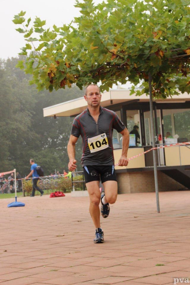 Een man rent met het nummer 104 op zijn shirt.
