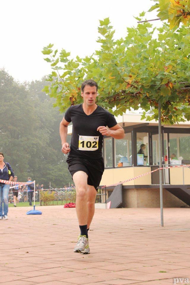 Een man rent mee aan een race met het nummer 102 op zijn shirt.