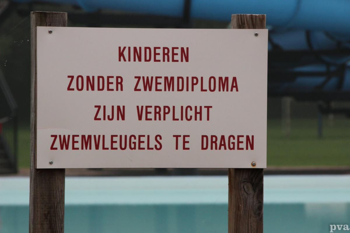 A sign that says kinderen zonder zwemdiploma zijn verpflicht zwemvleugels te dragen