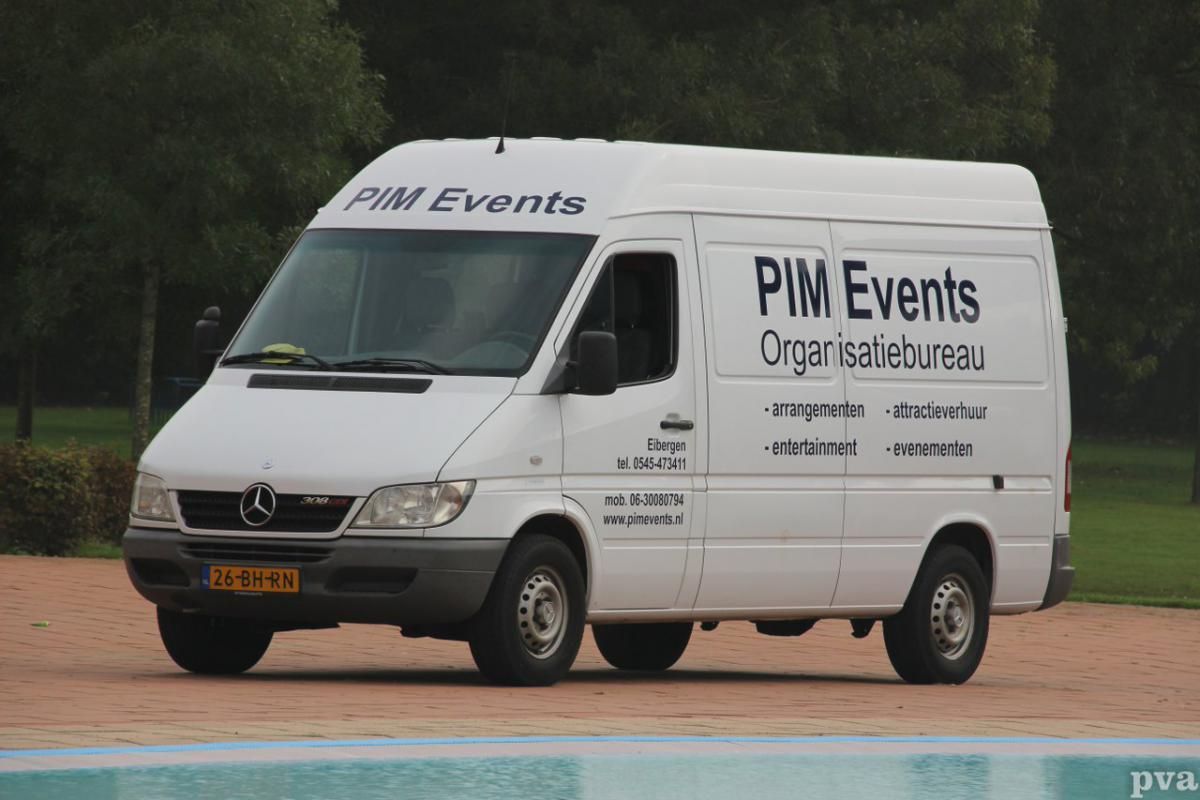 Een witte bestelwagen met de tekst pim events op de zijkant