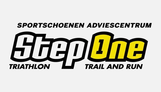 Het logo voor step one triathlon trail en run