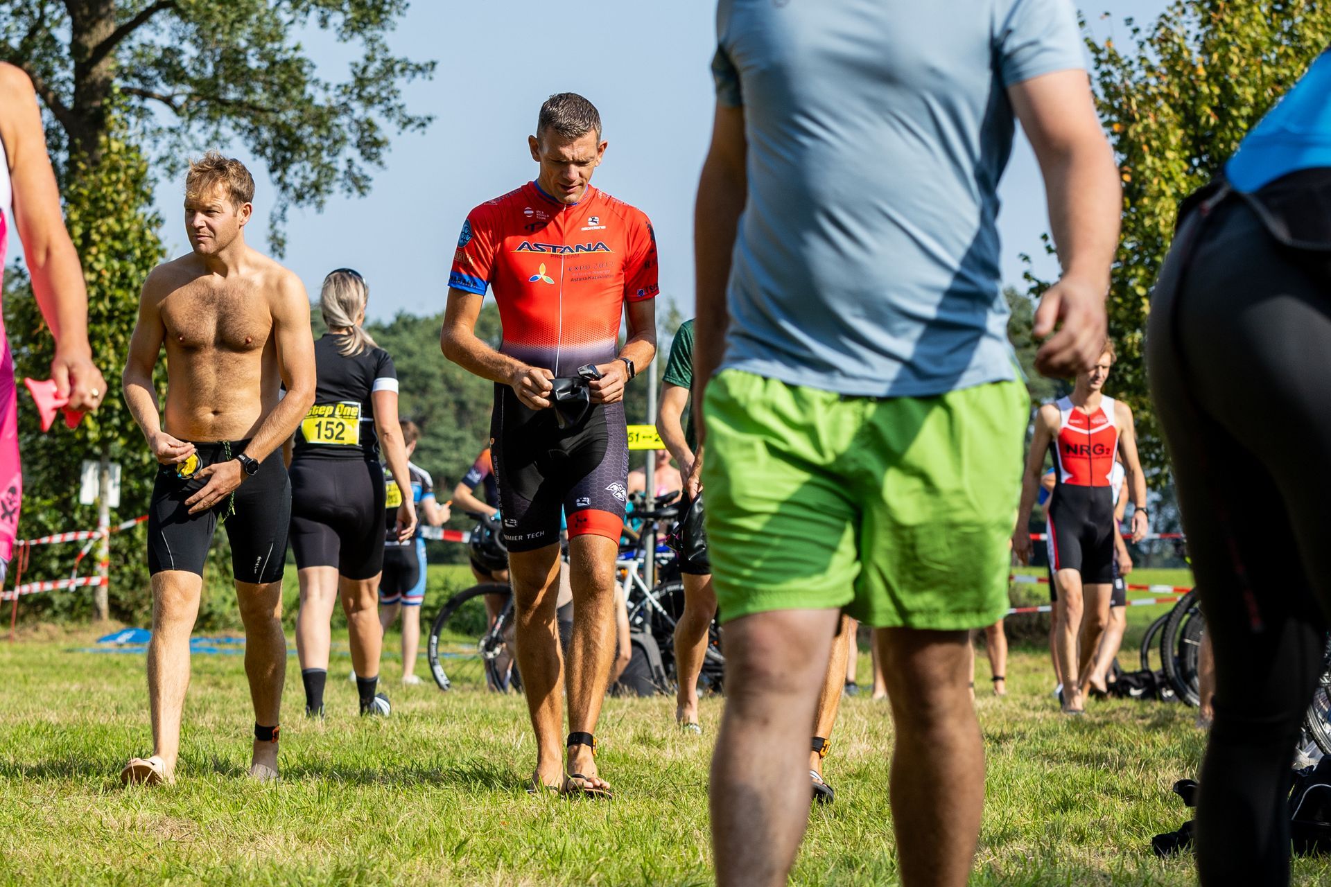 Een groep mensen loopt in een veld.