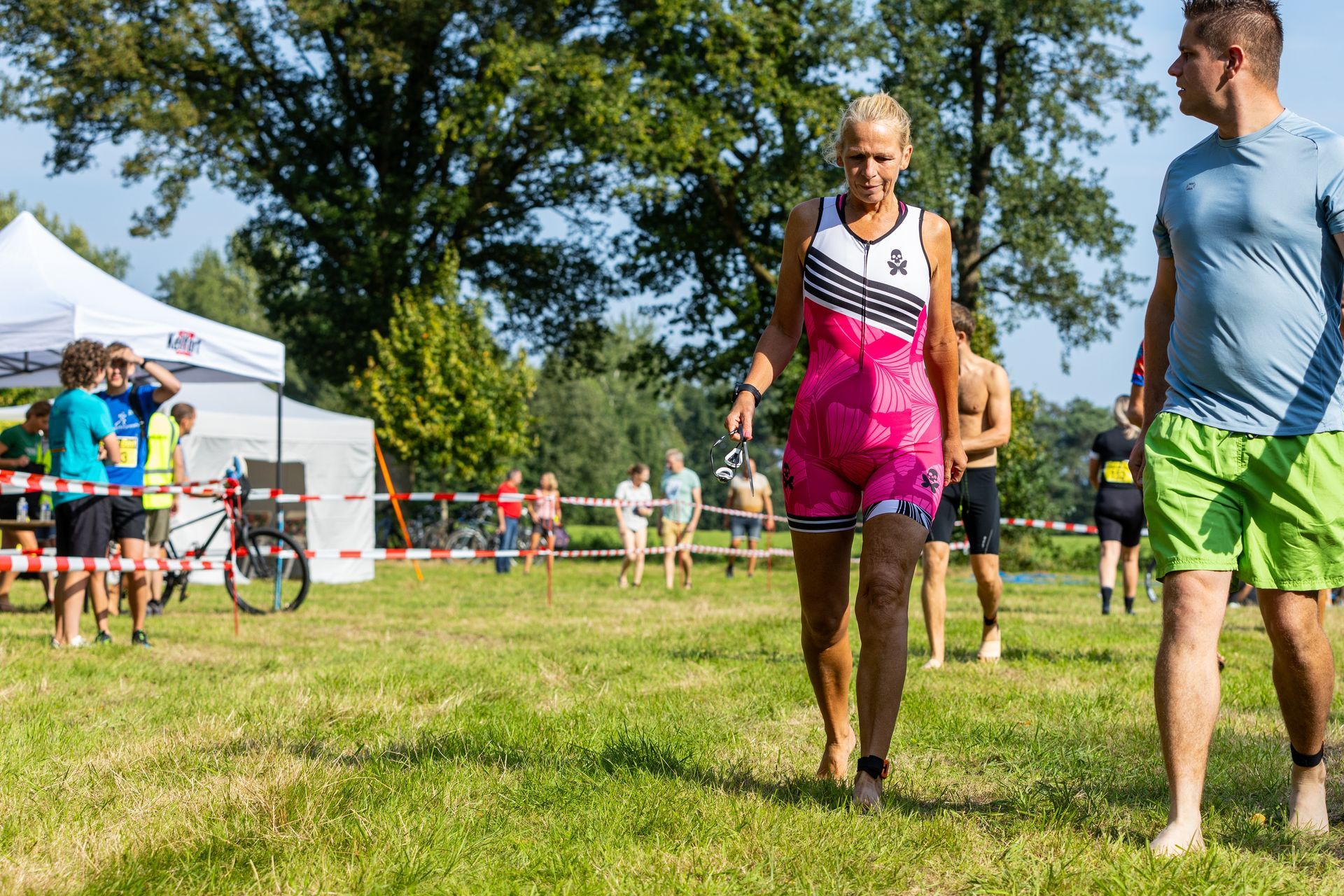 Een groep mensen staat in een grasveld.