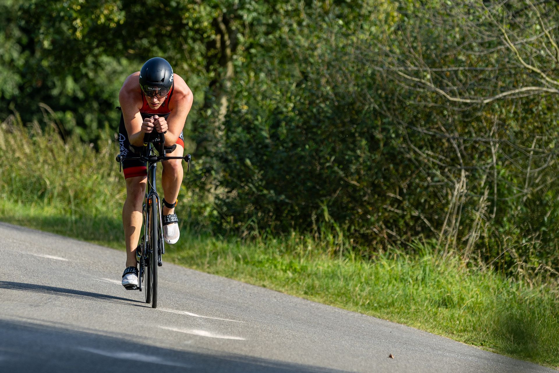 Een man fietst over een weg.