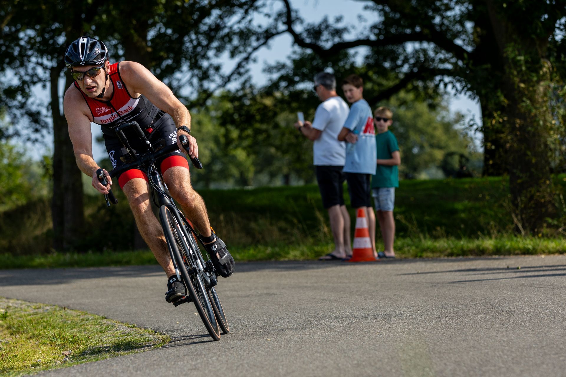 Een man fietst over een weg.
