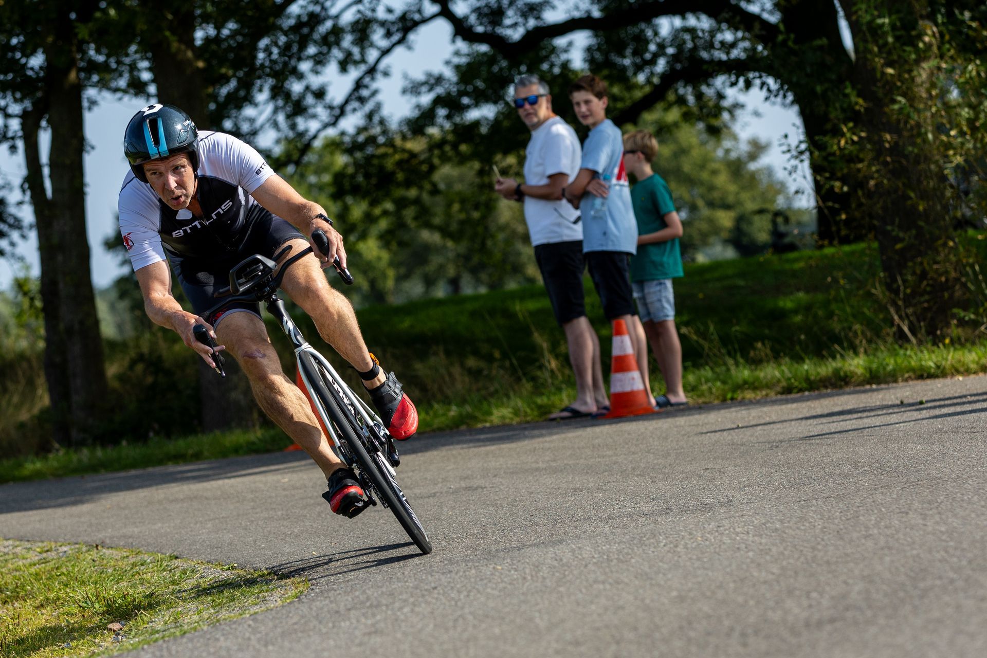 Een man fietst over een weg.