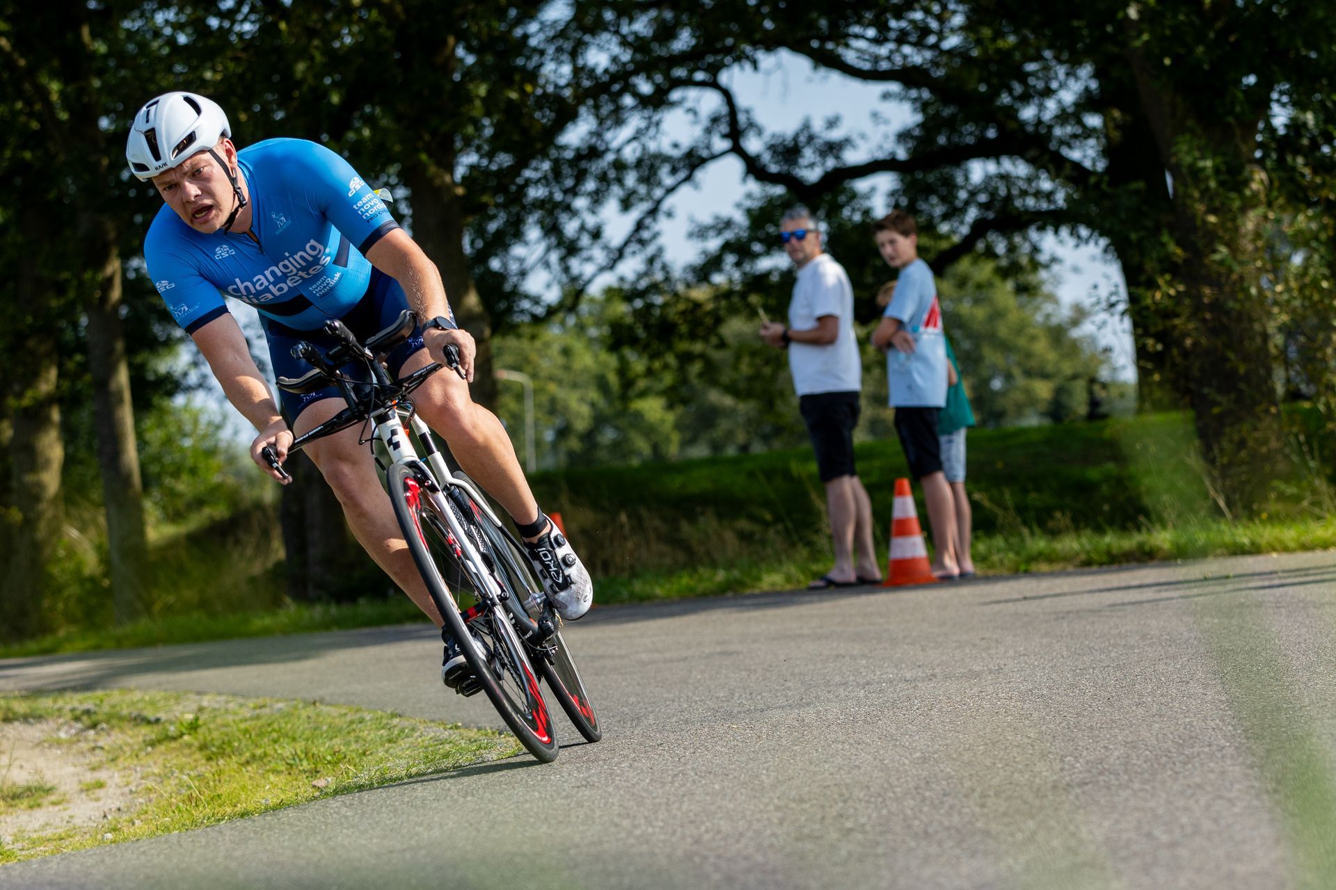 Een man fietst over een weg.