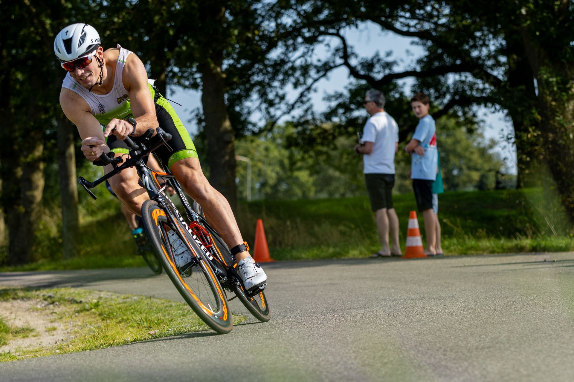 Een man fietst over een weg.