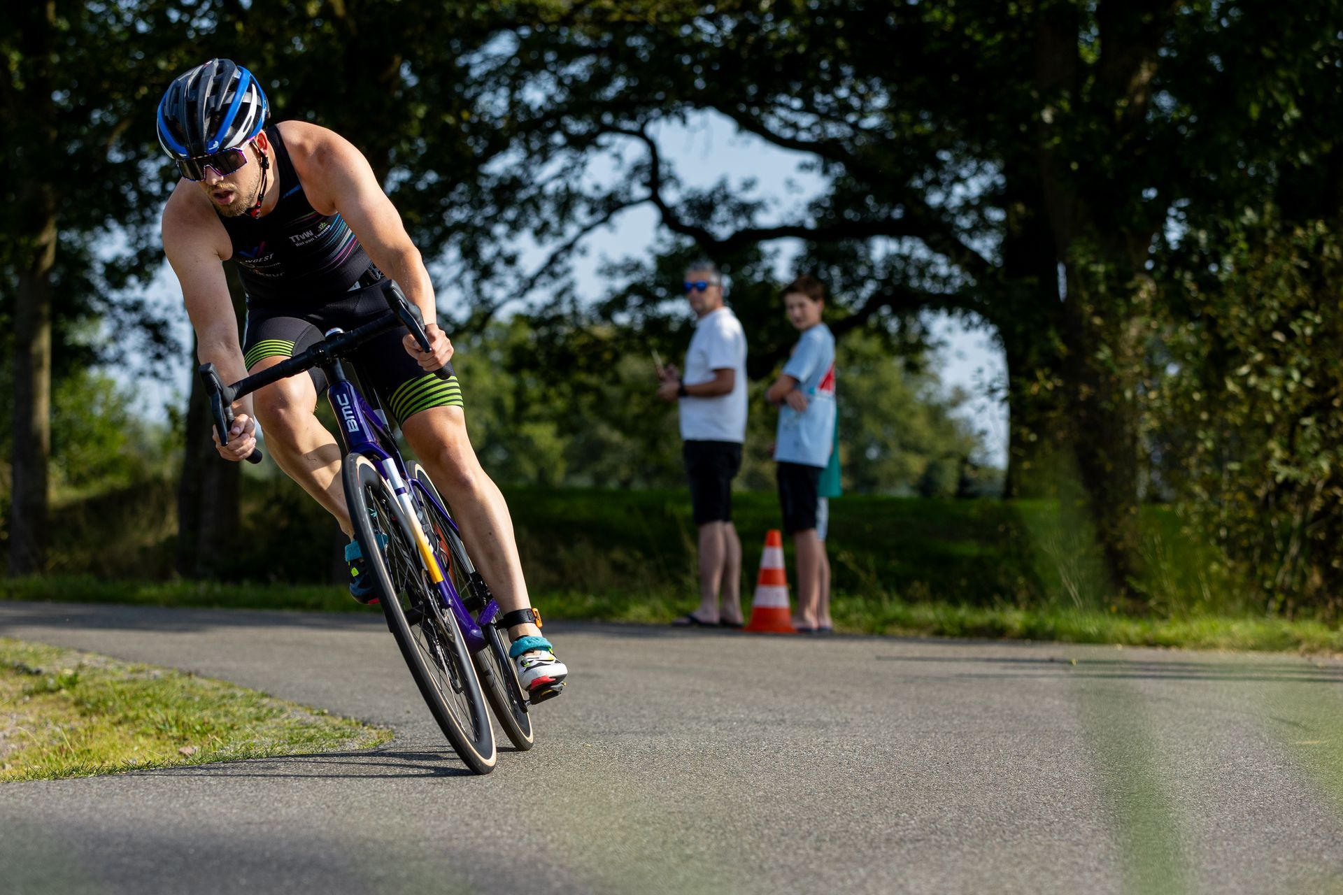Een man fietst over een weg.