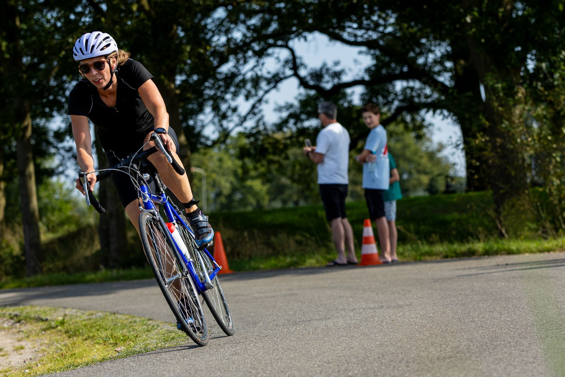 Een vrouw fietst over een weg.