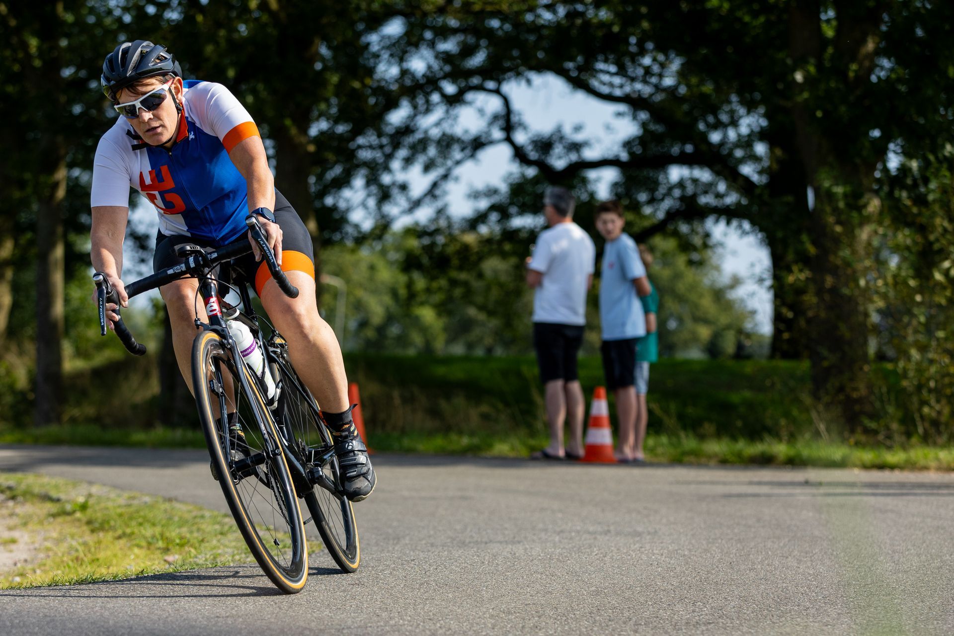 Een man fietst over een weg.