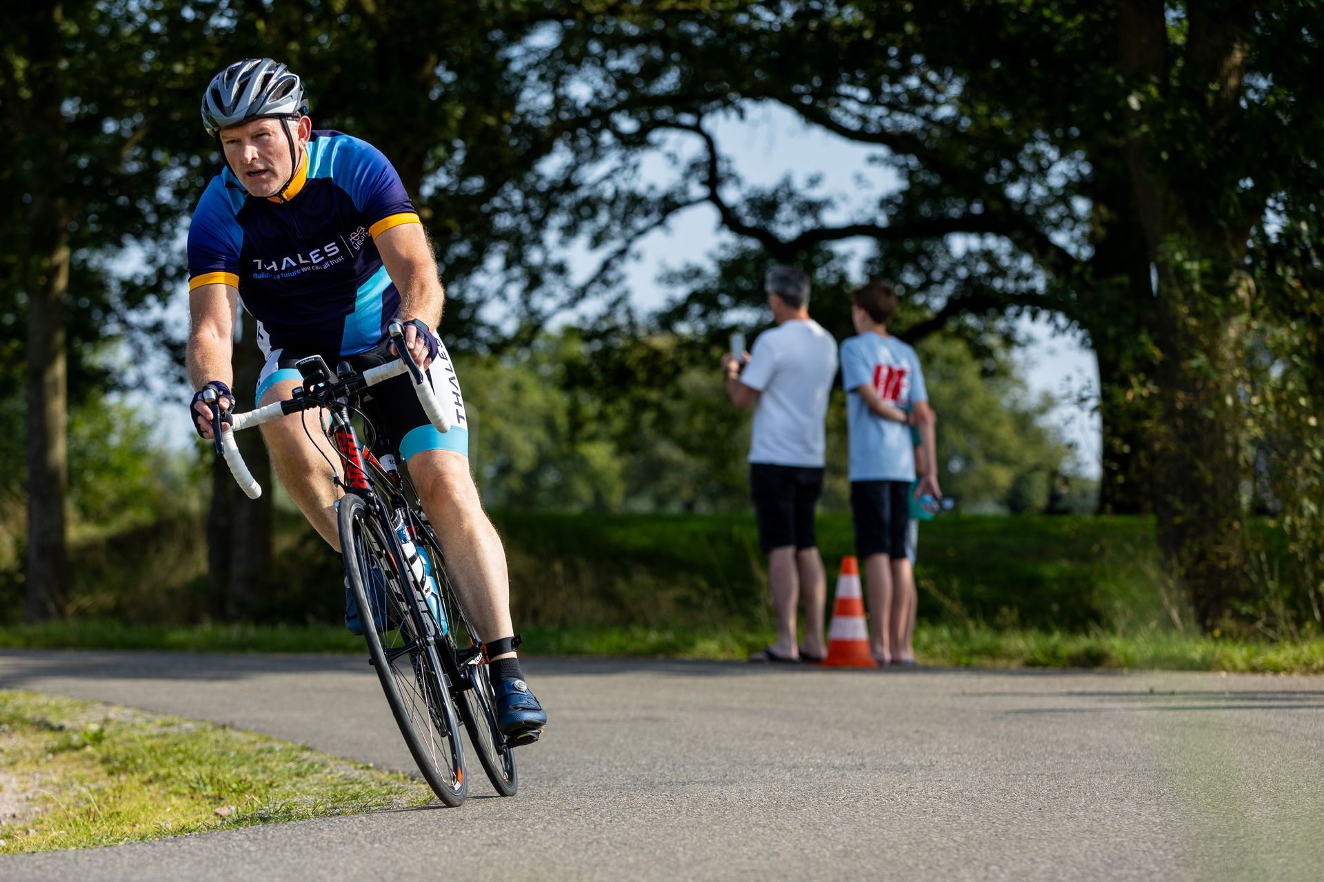 Een man fietst over een weg.