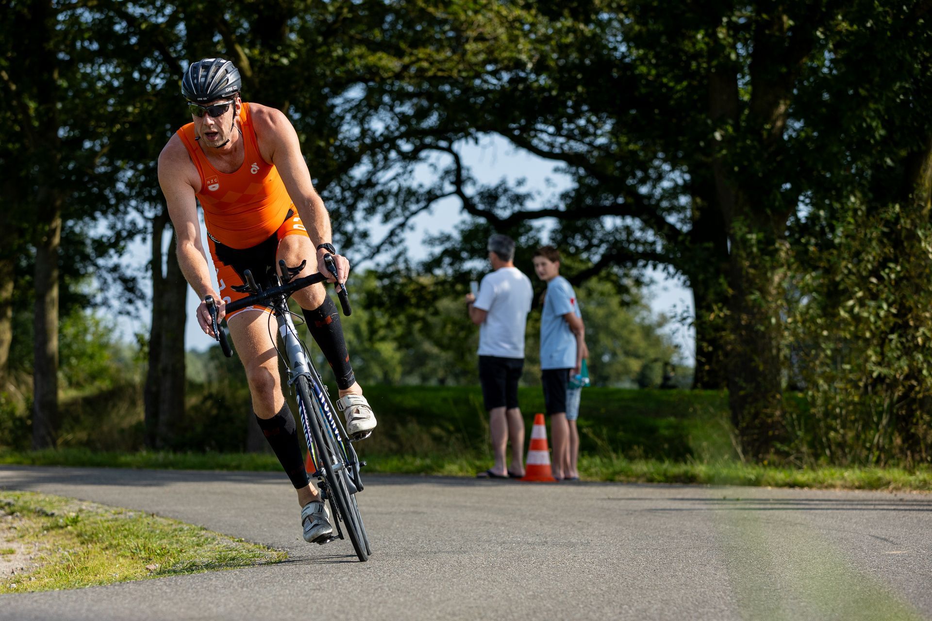 Een man fietst over een weg.