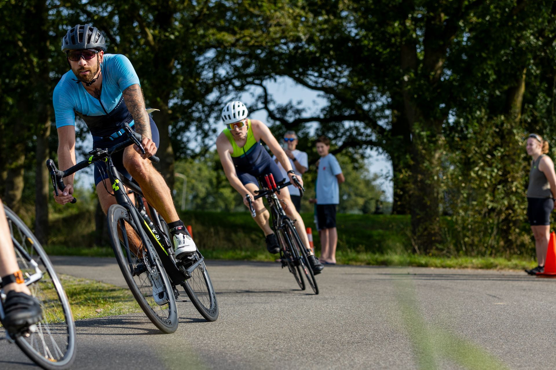 Een groep mensen fietst over een weg.