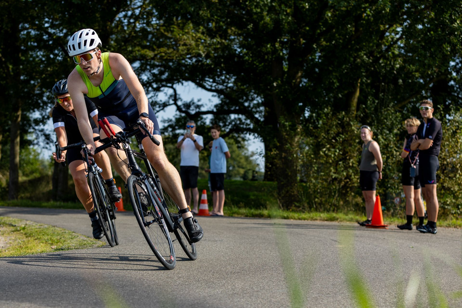 Een man fietst over een weg.