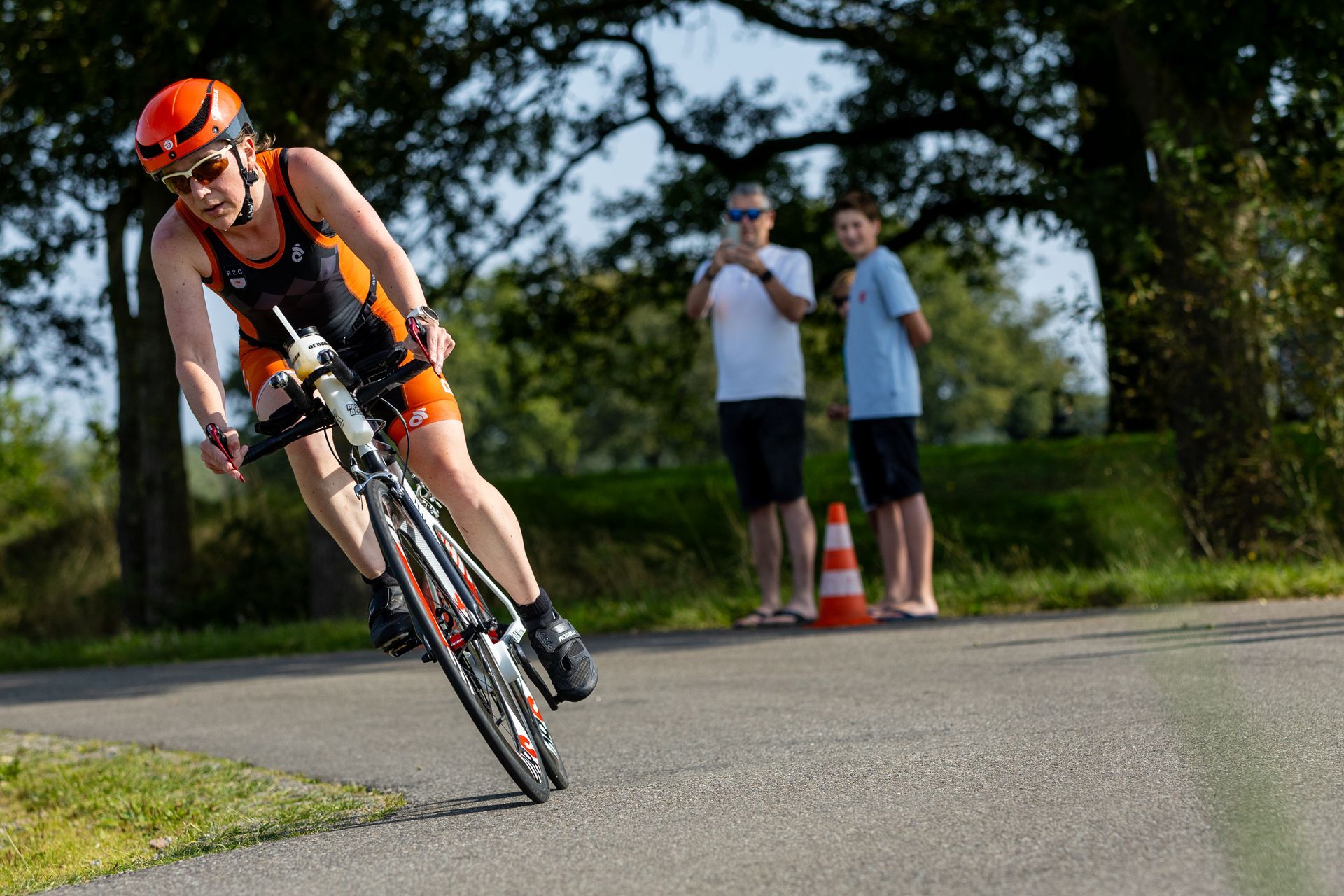 Een vrouw fietst over een weg.