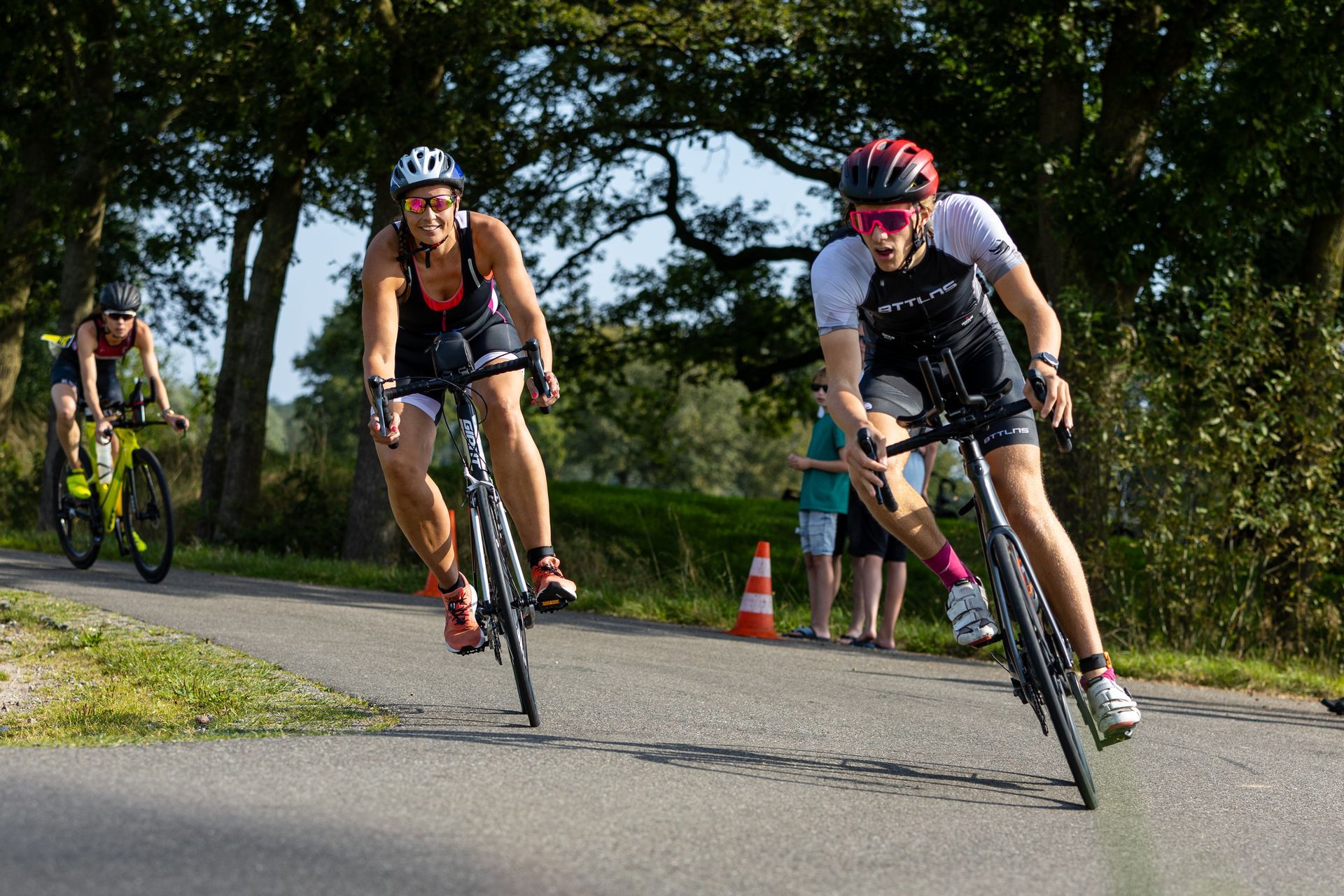 Een groep mensen fietst over een weg.