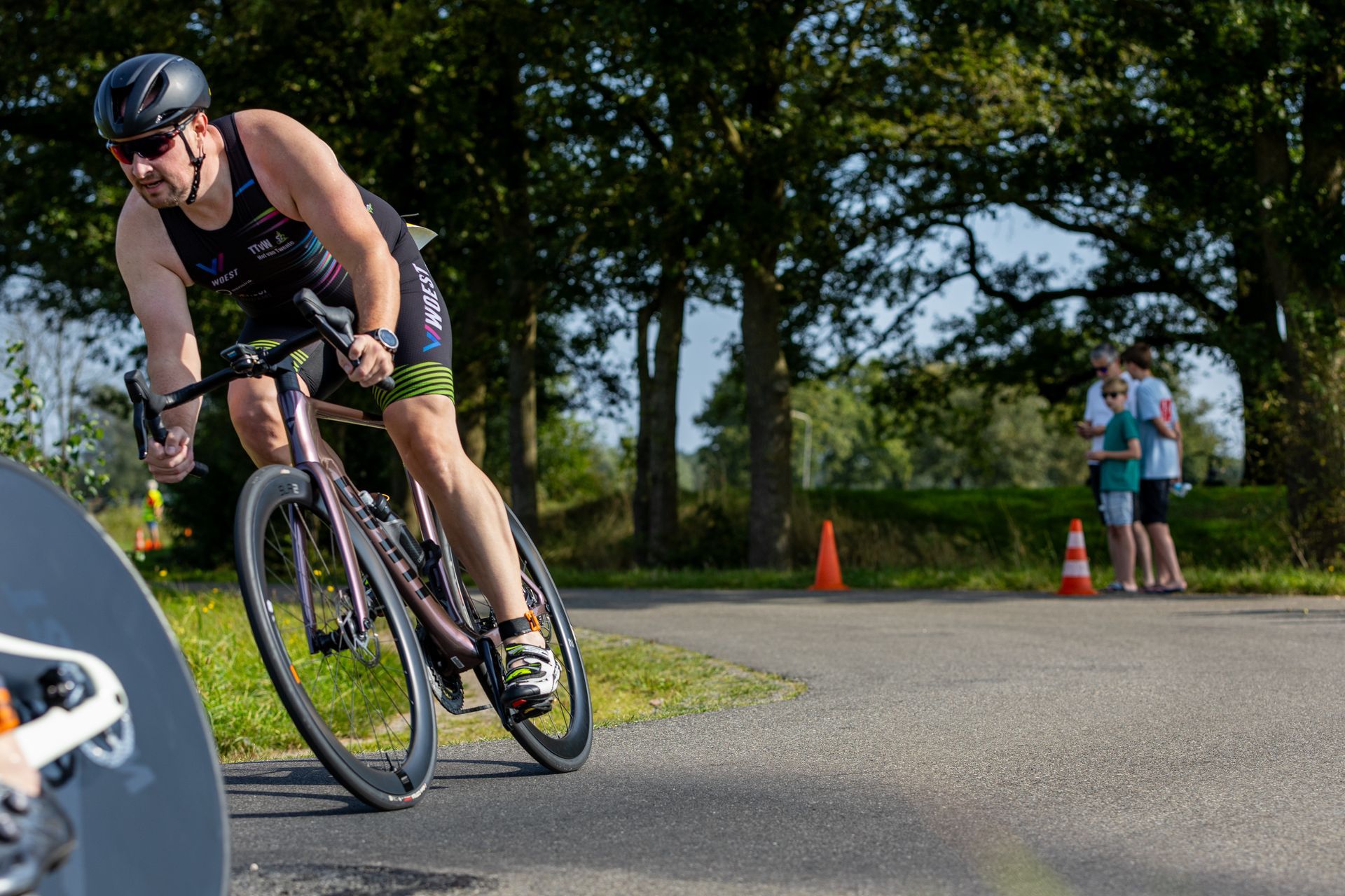 Een man fietst over een weg.