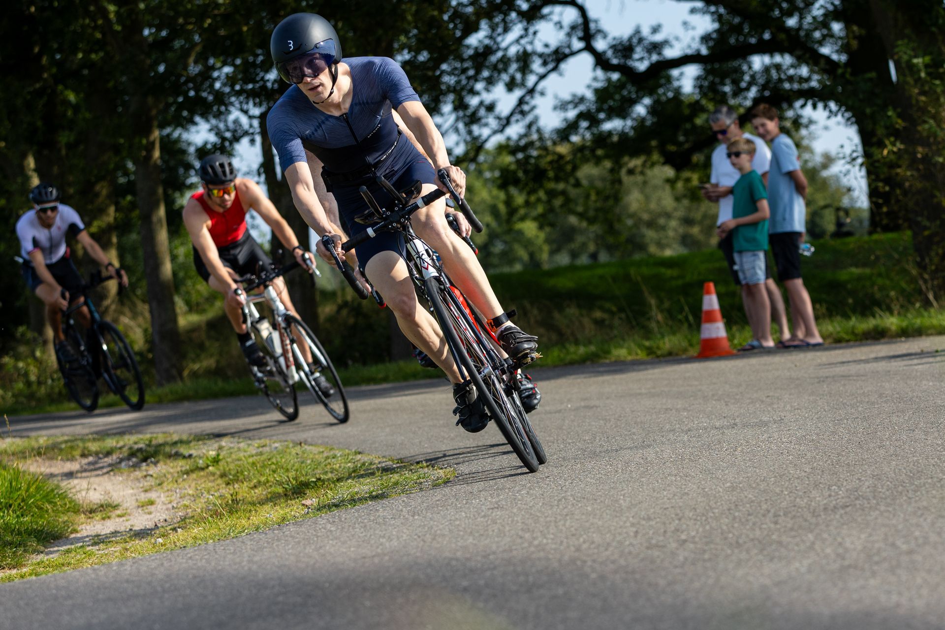 Een groep mensen fietst over een weg.