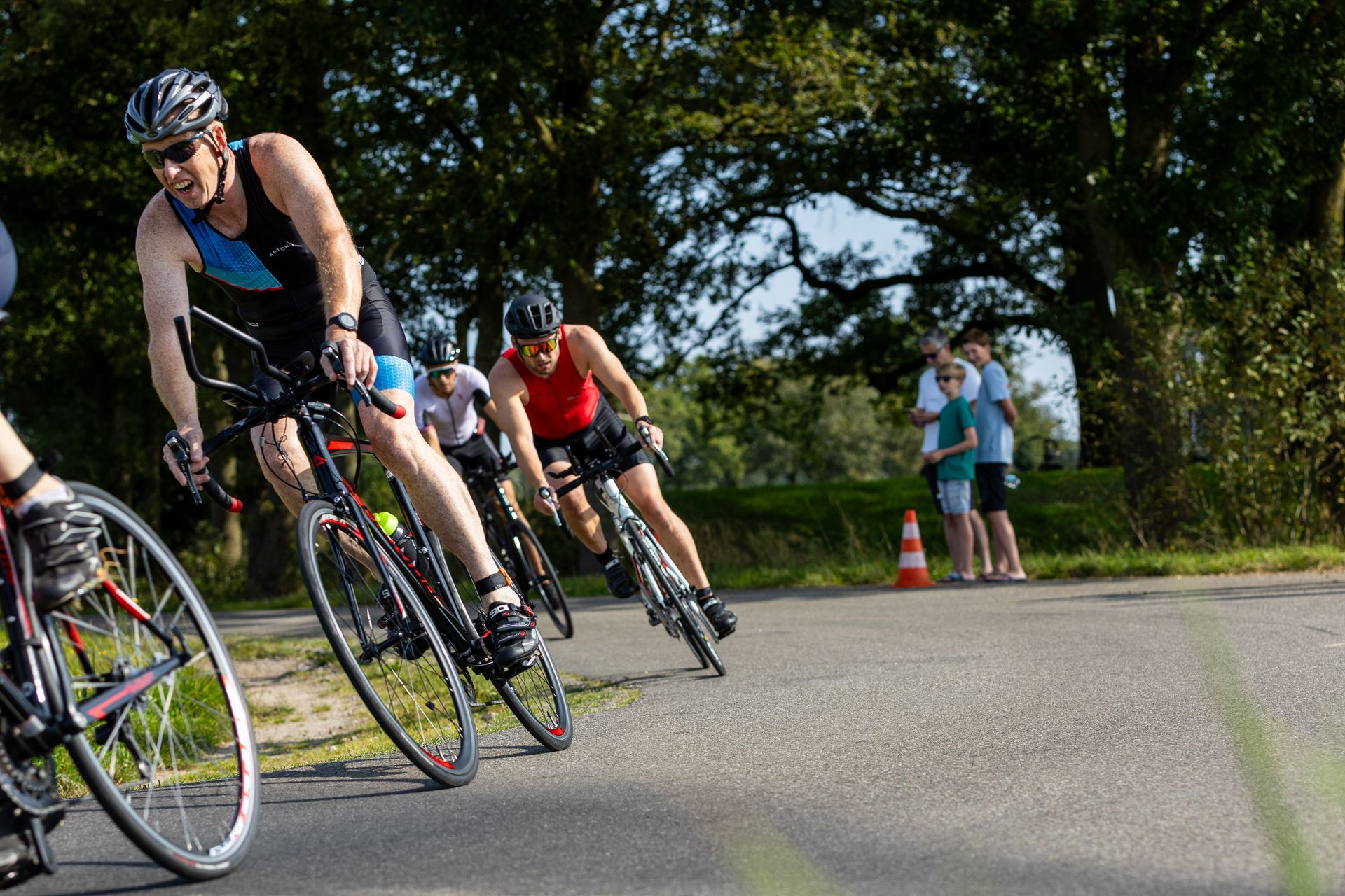 Een groep mensen fietst over een weg.