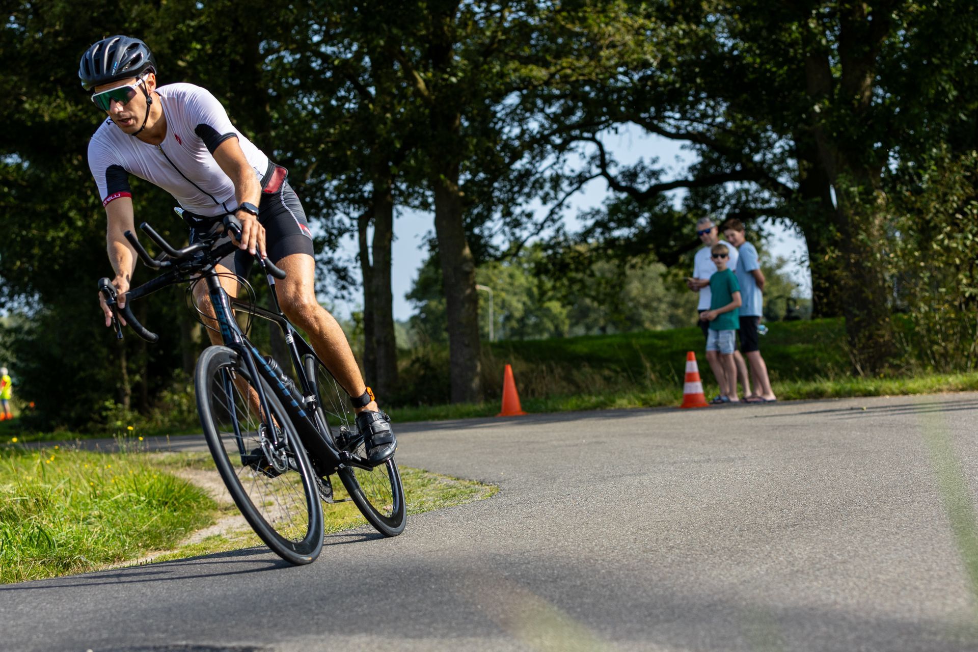 Een man fietst over een weg.