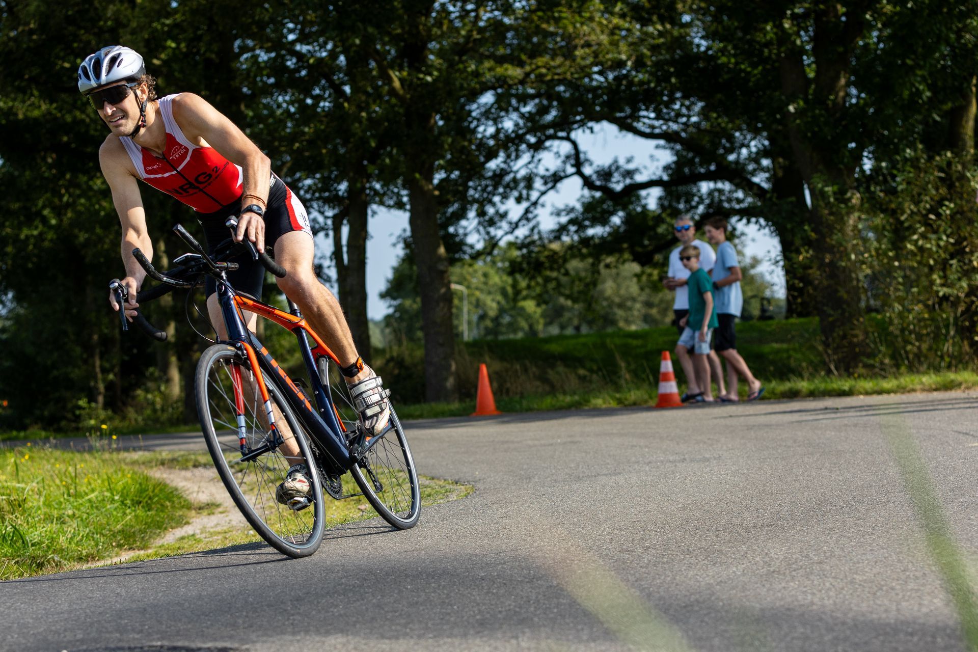 Een man fietst over een weg.