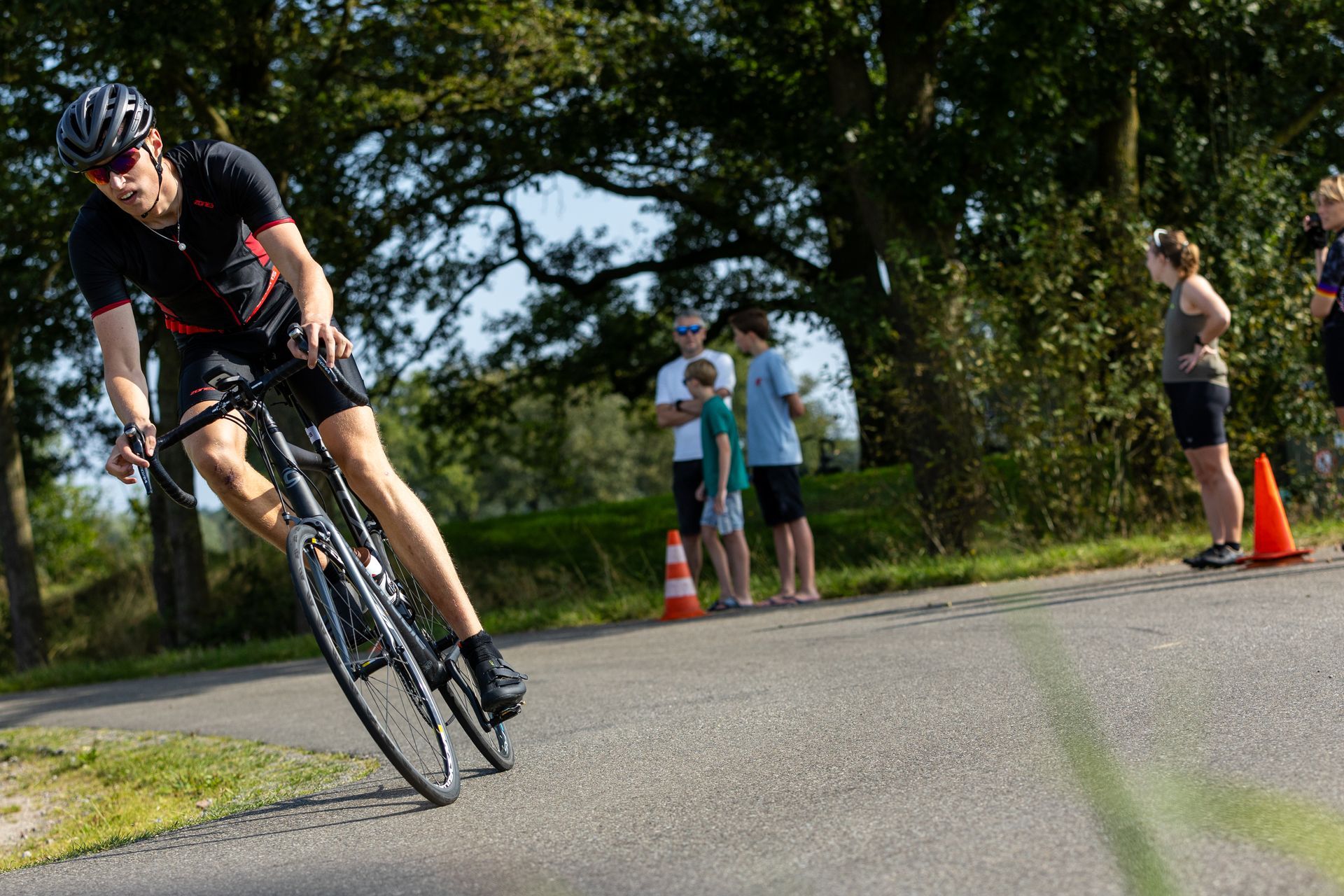 Een man fietst over een weg.