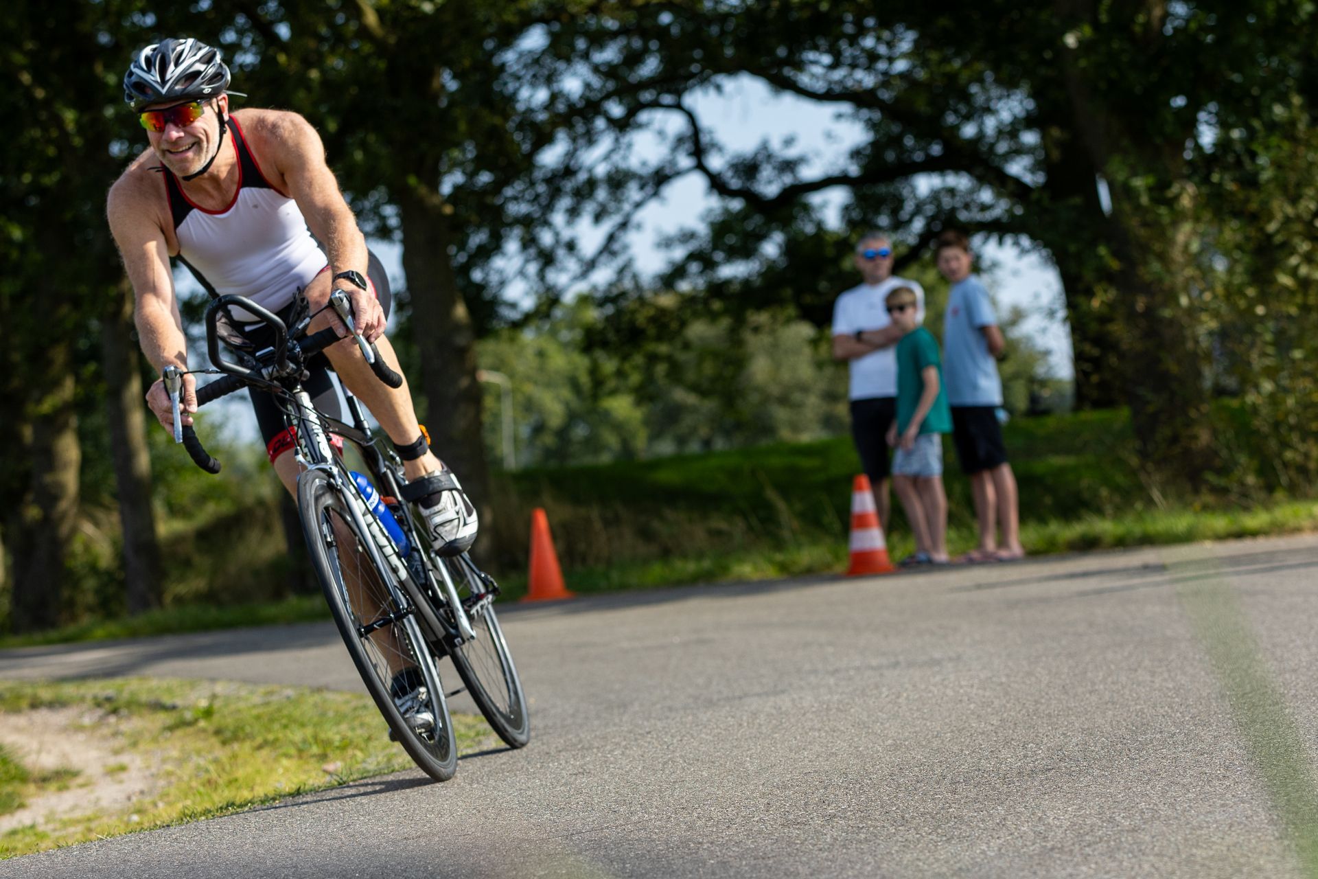 Een man fietst over een weg.