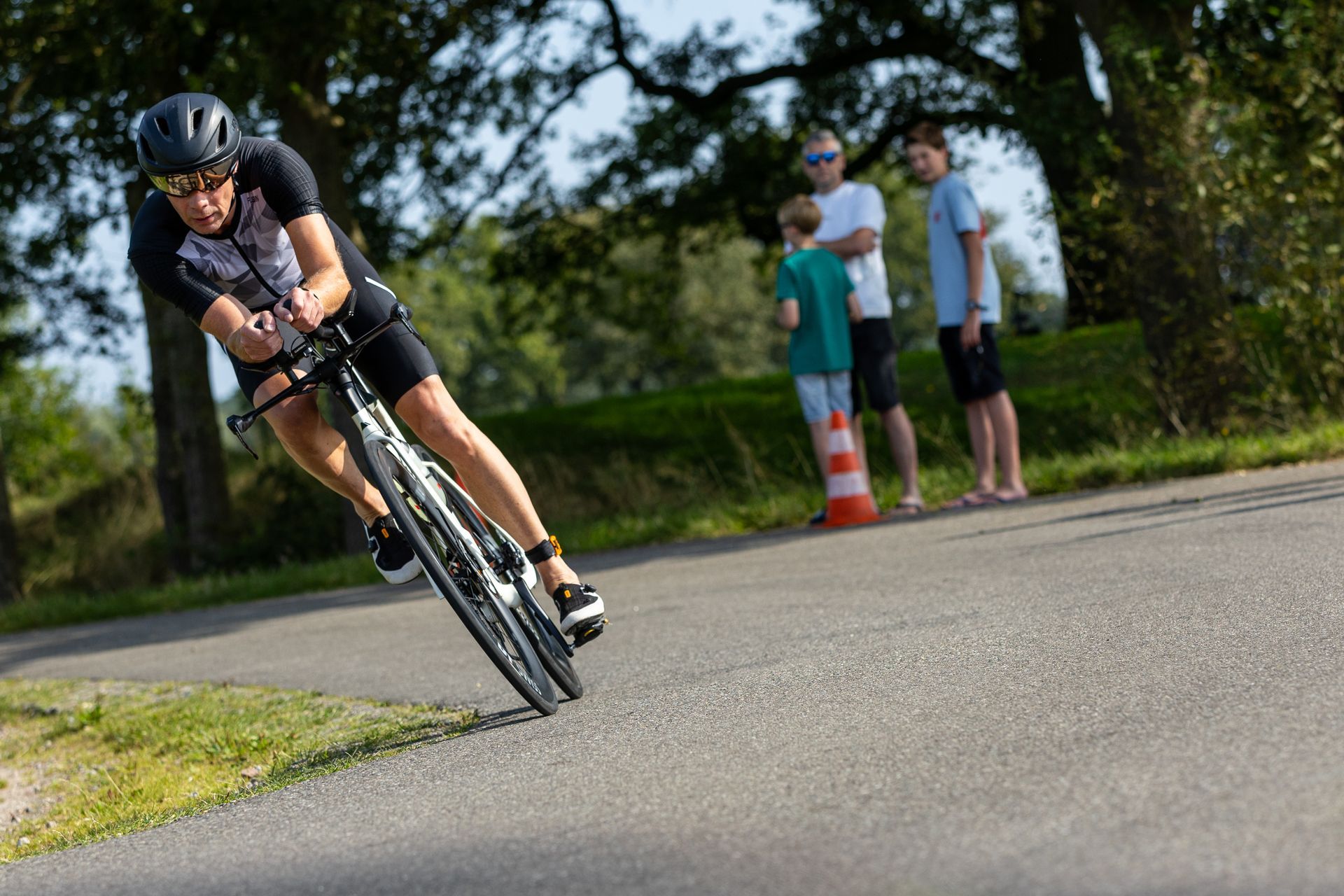 Een man fietst over een weg.