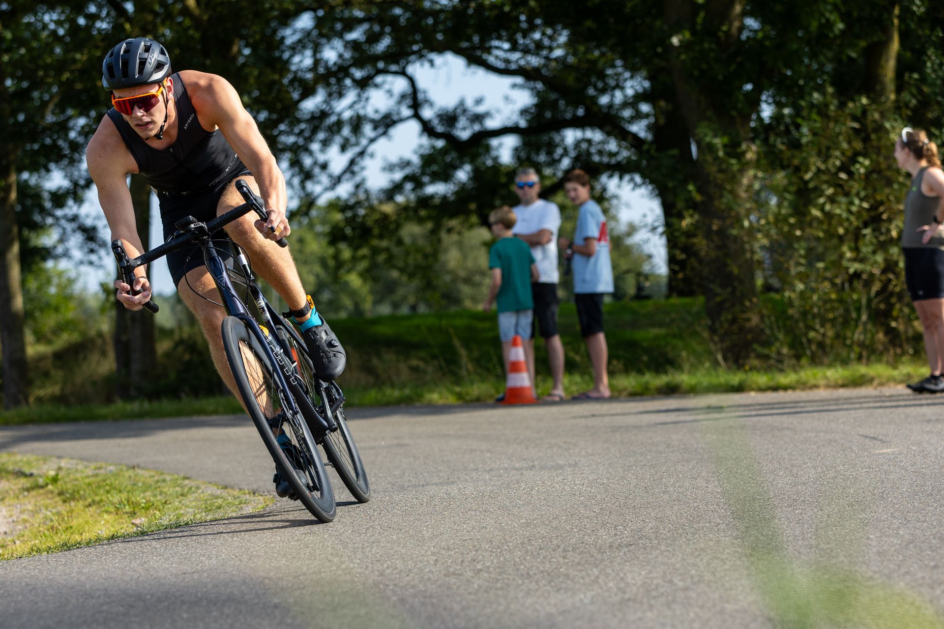Een man fietst over een weg.