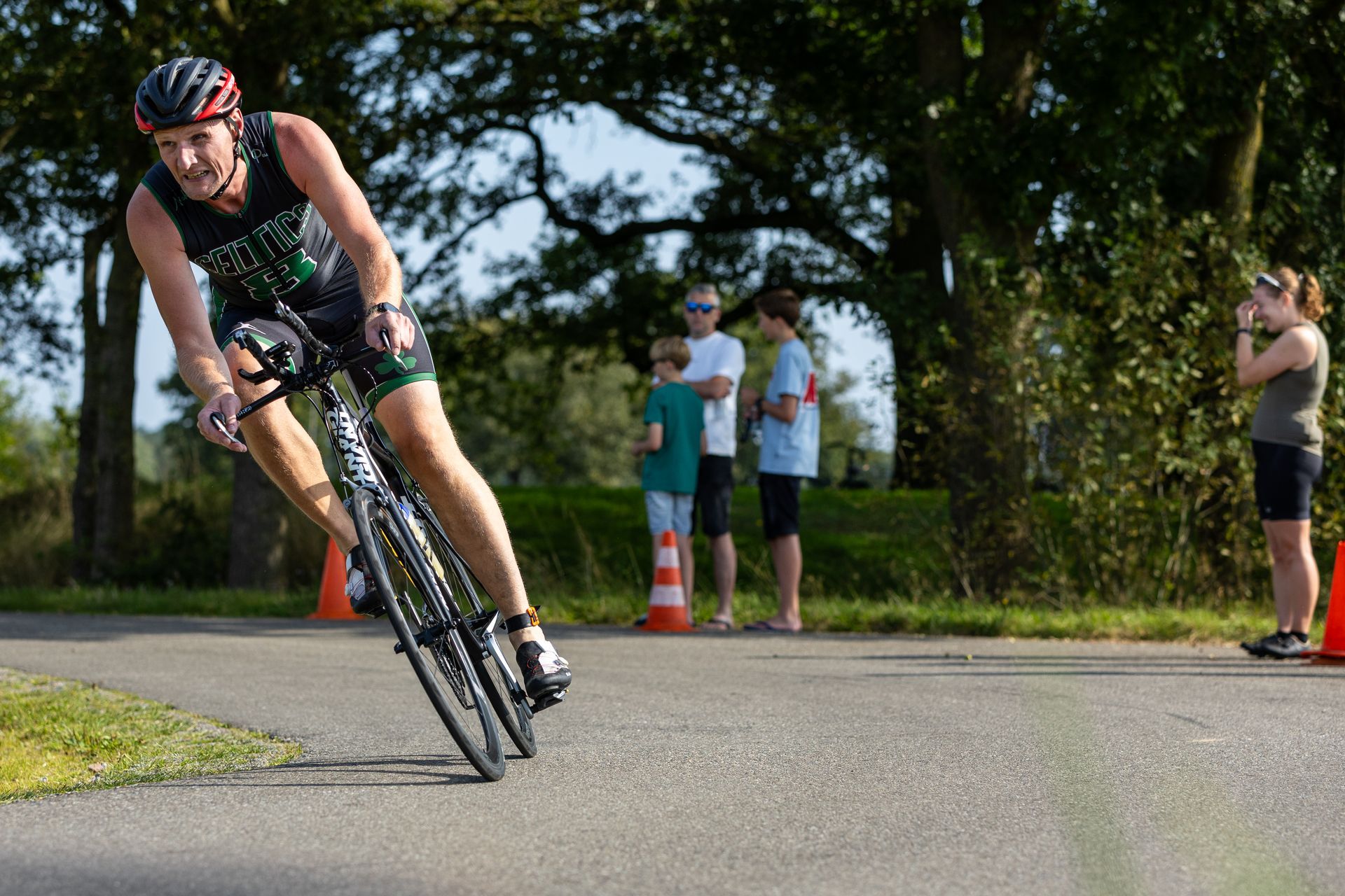 Een man fietst over een weg.