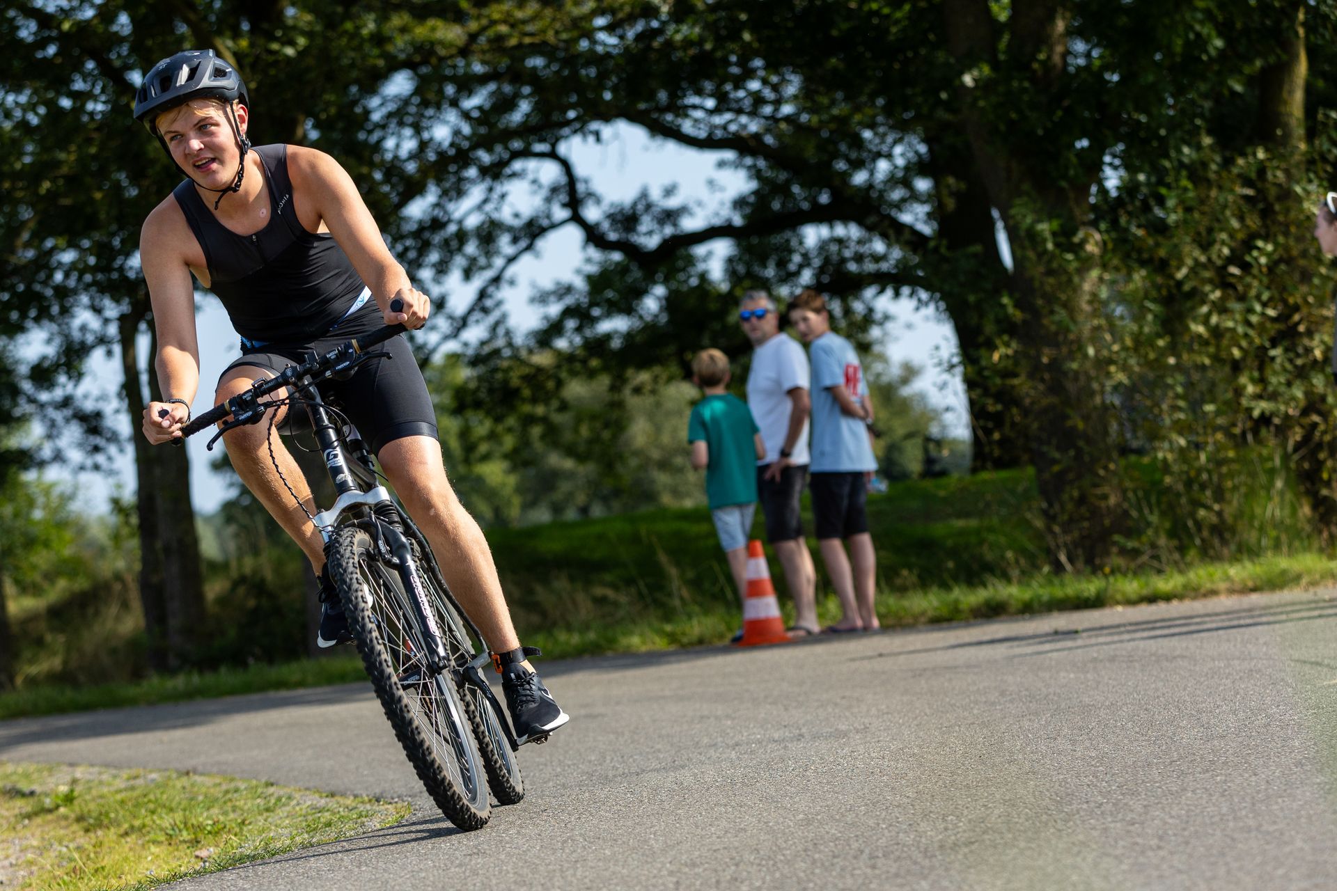 Een man fietst over een weg.