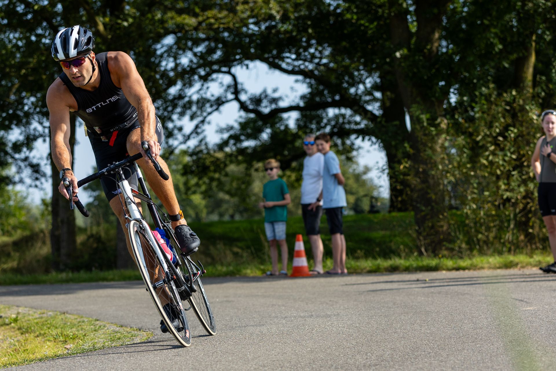 Een man fietst over een weg.