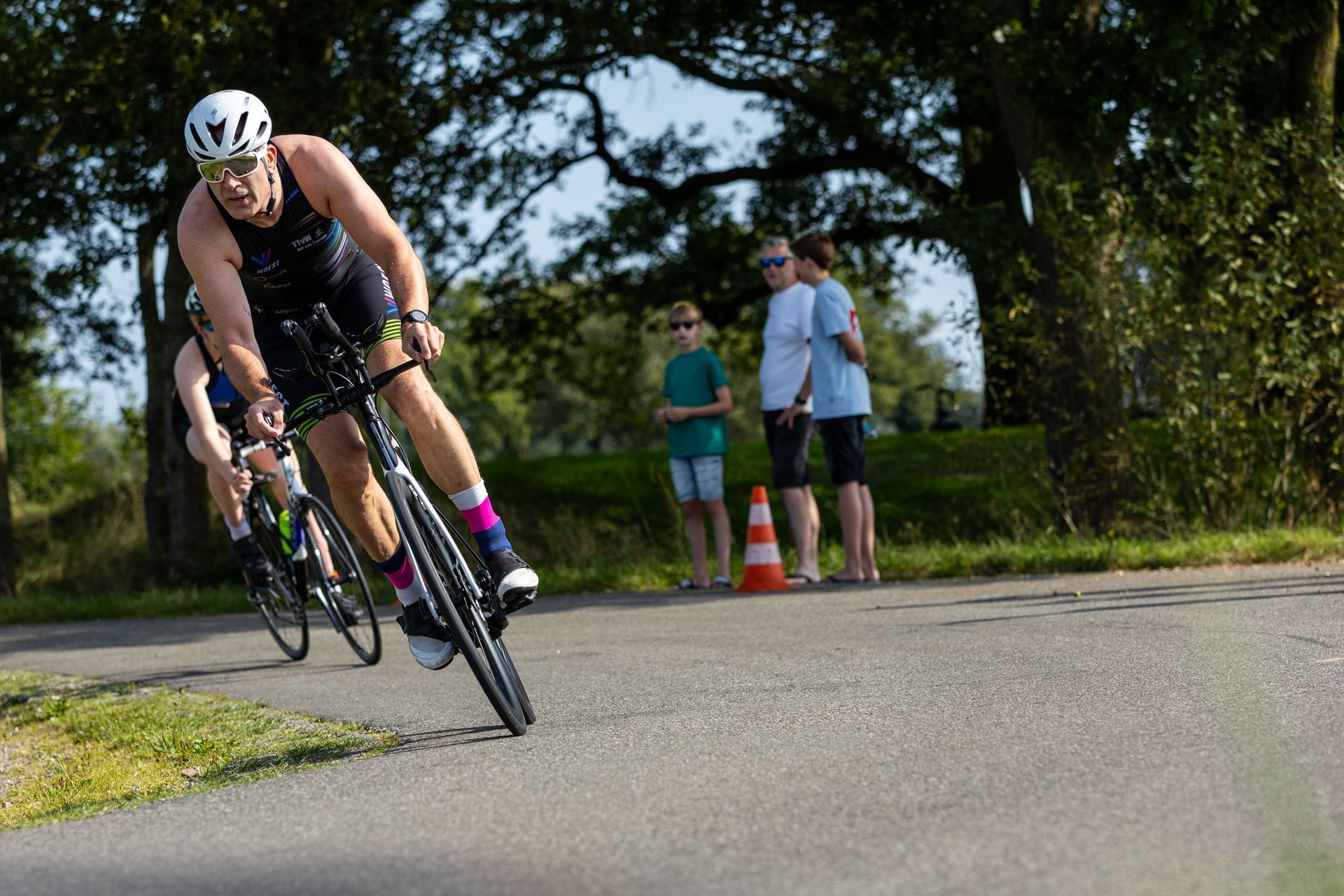 Een man fietst over een weg.