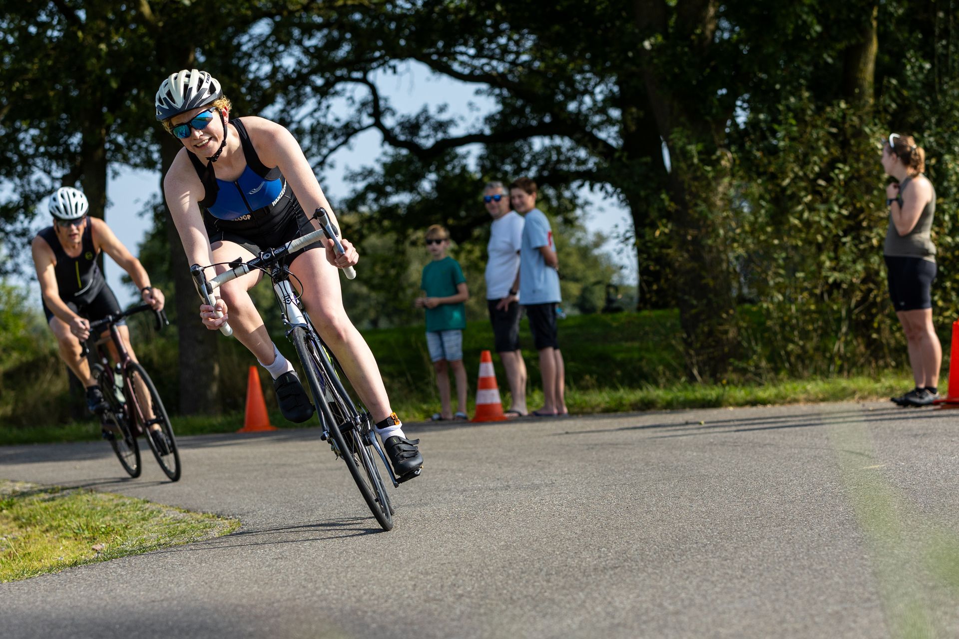 Een vrouw fietst over een weg.