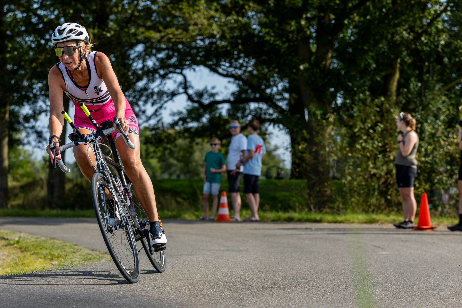 Een vrouw fietst over een weg.