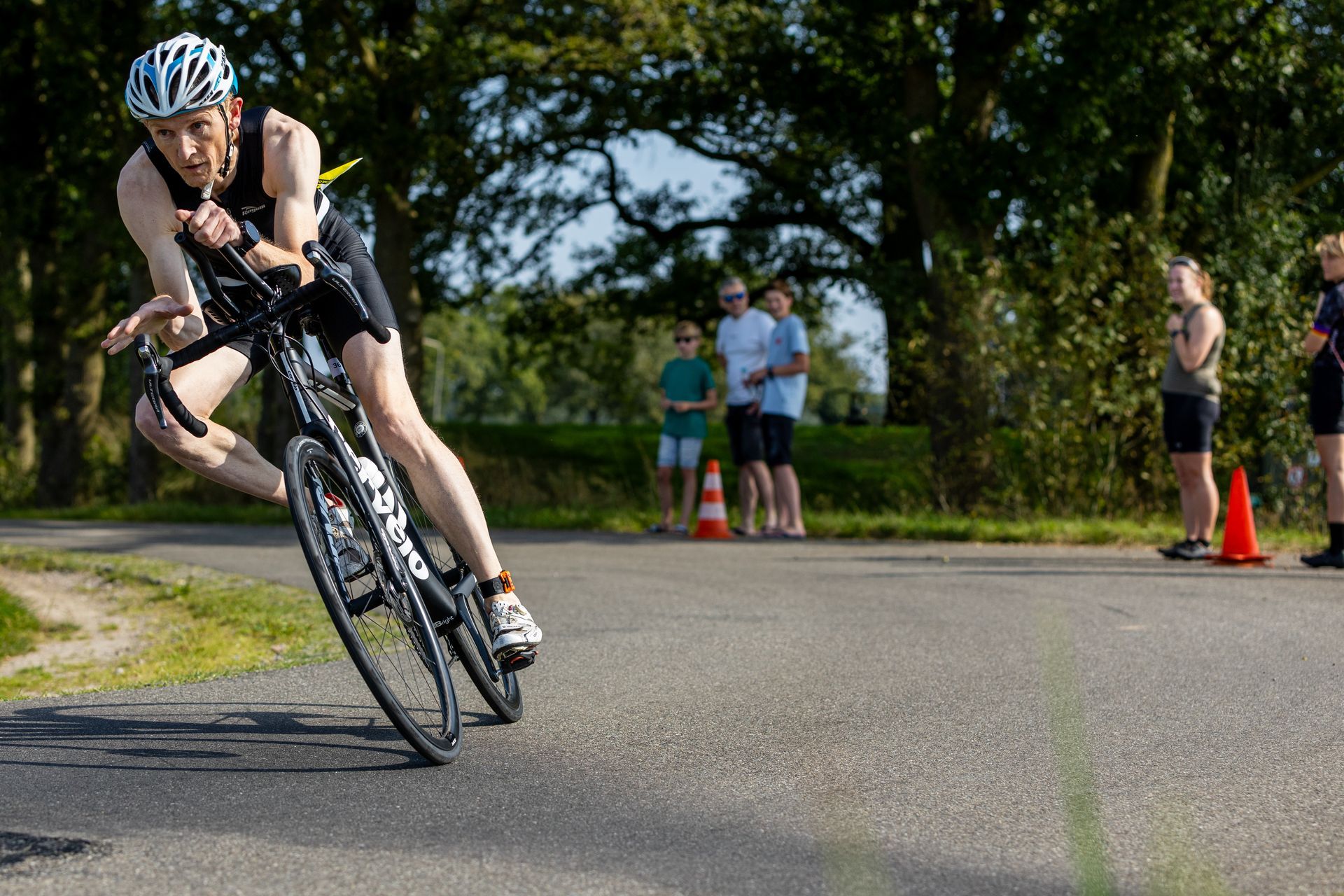 Een man fietst over een weg.