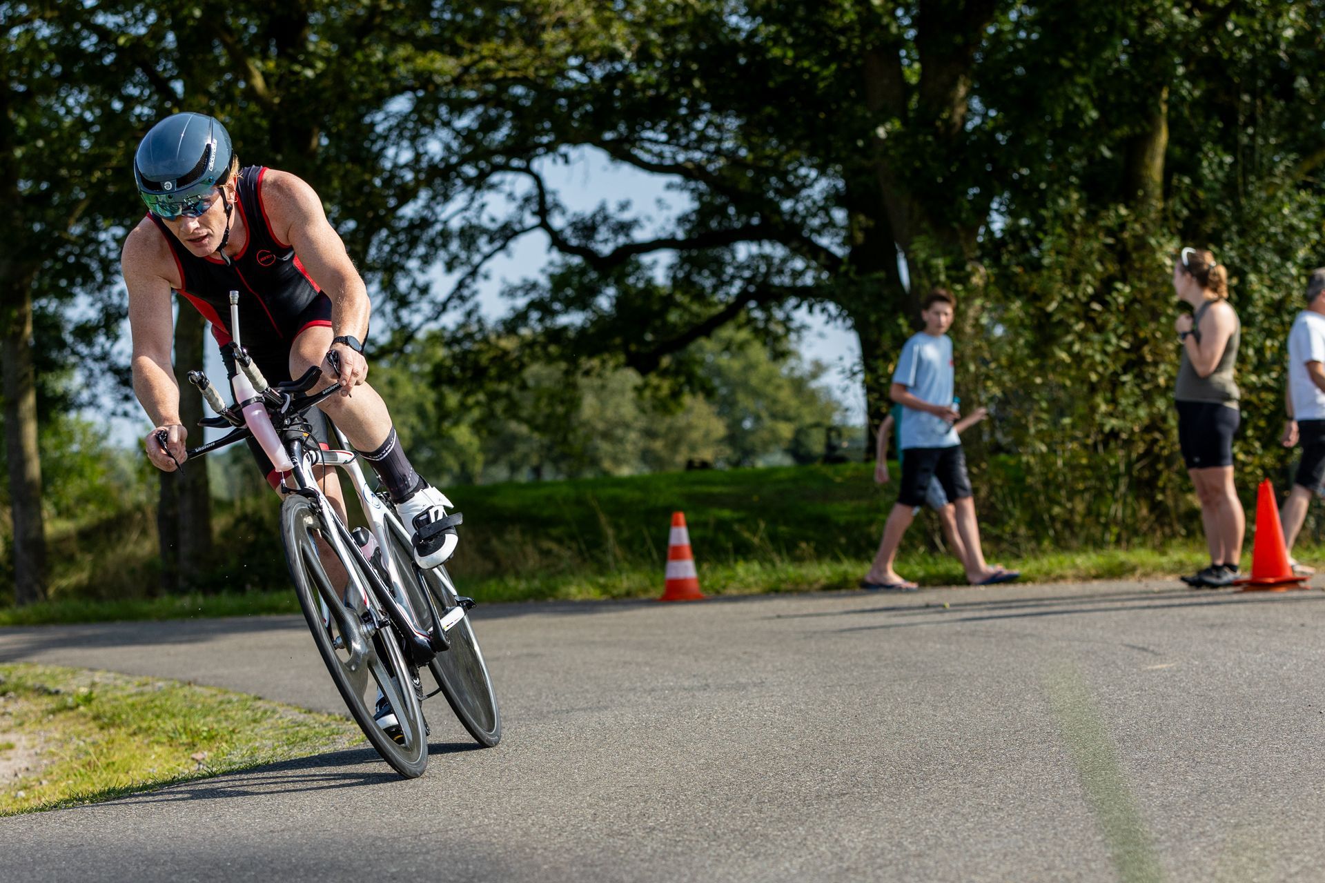 Een man fietst over een weg.