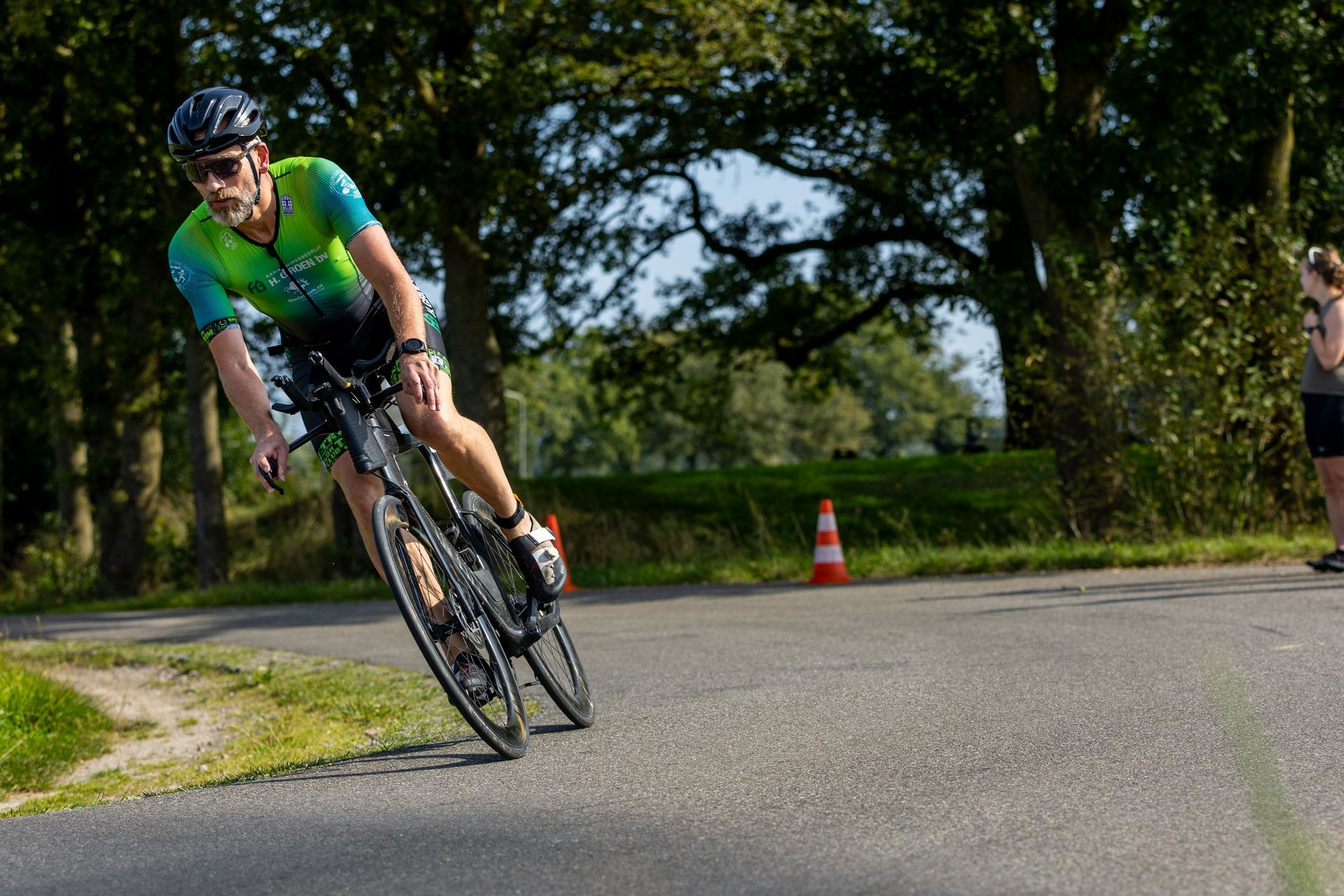 Een man fietst over een weg.