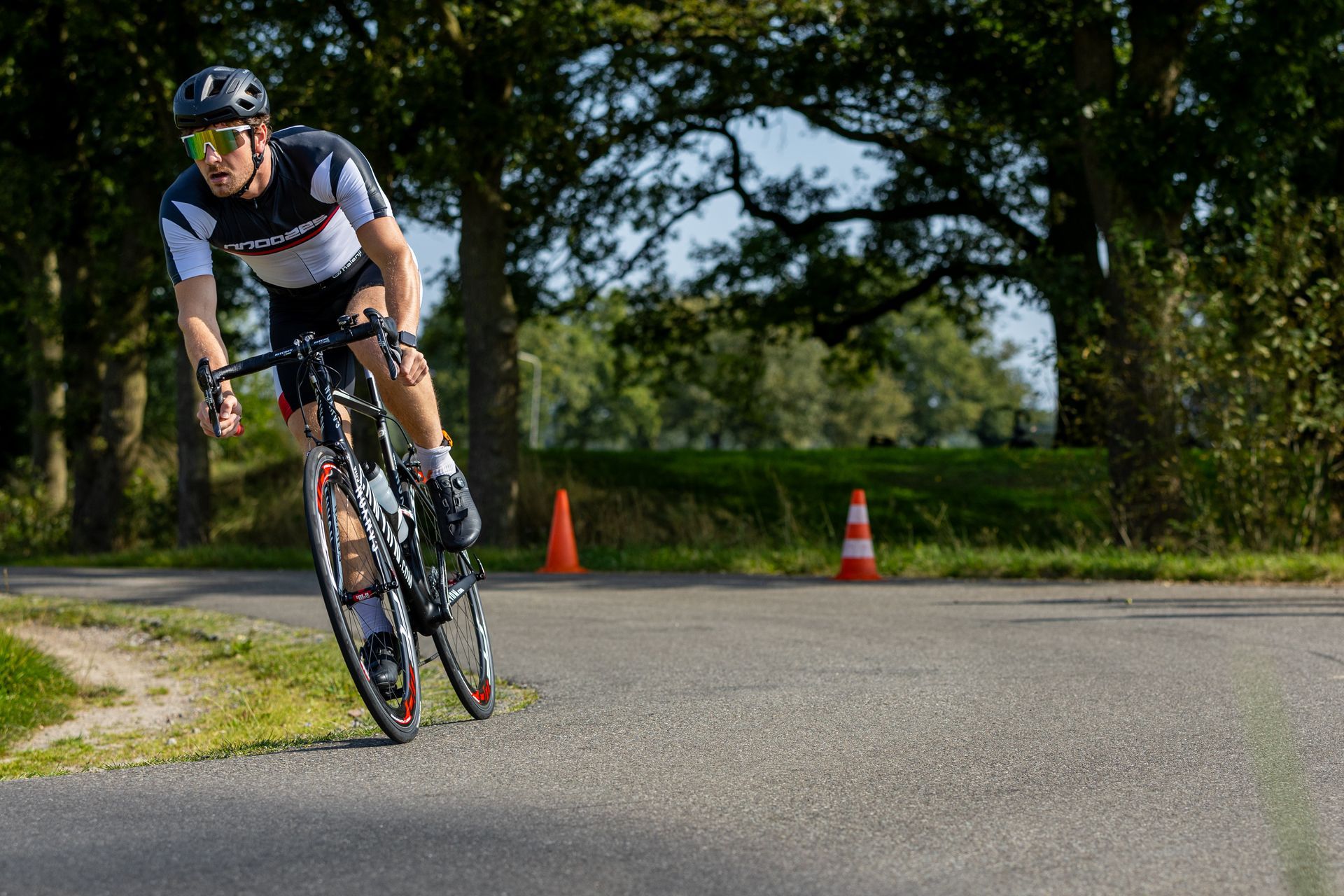 Een man fietst over een weg.