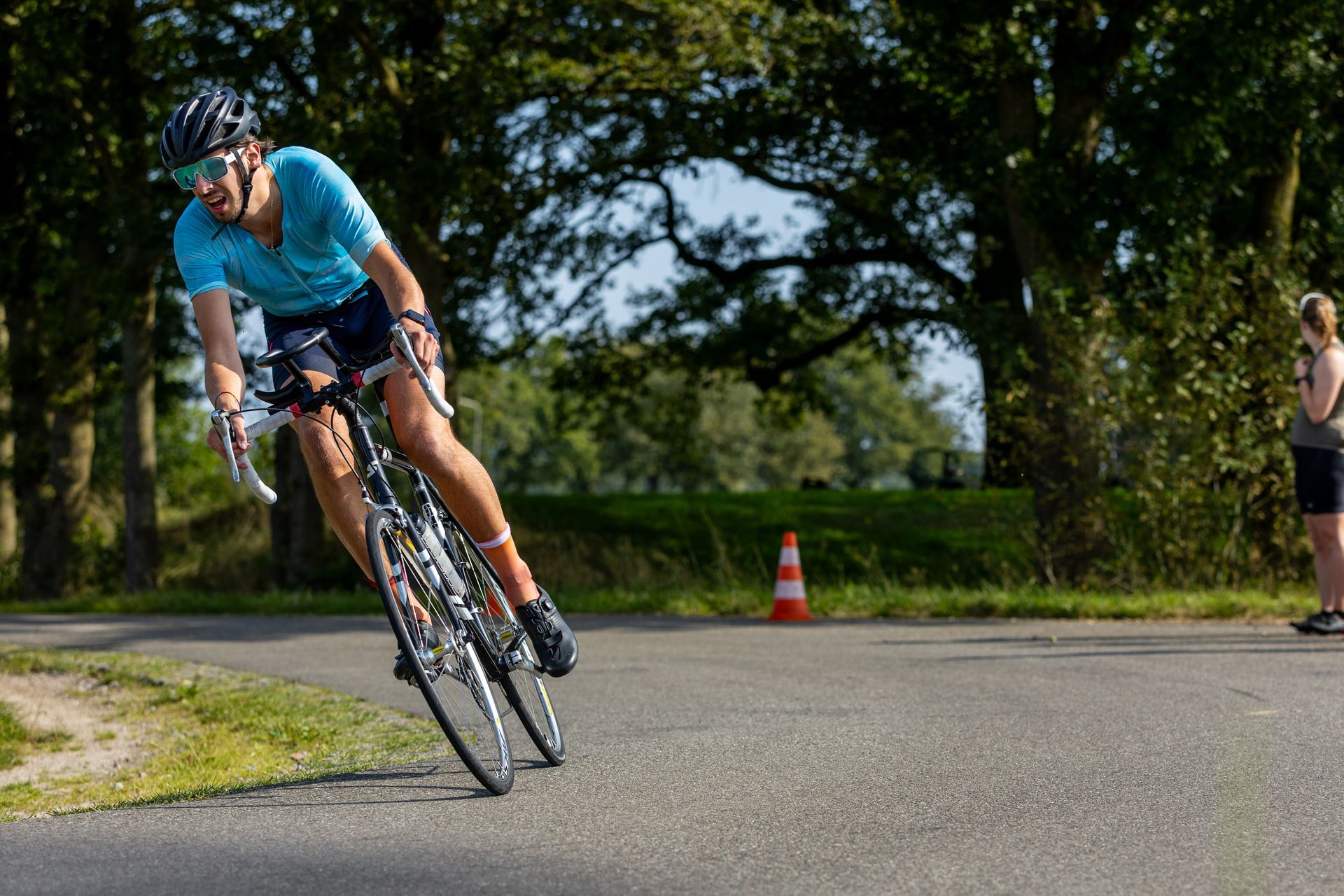 Een man fietst over een weg.