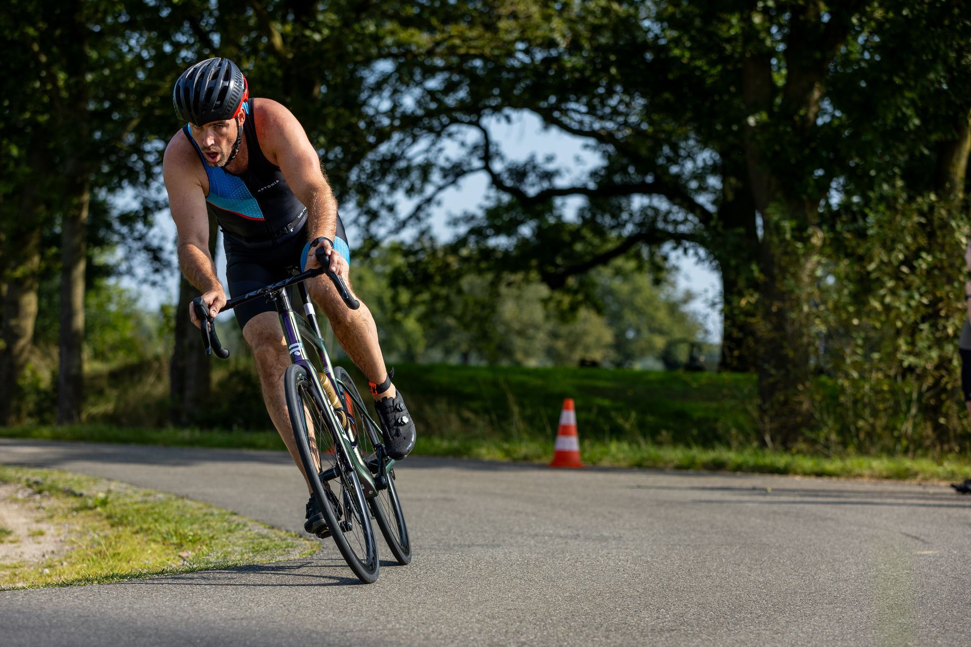 Een man fietst over een weg.