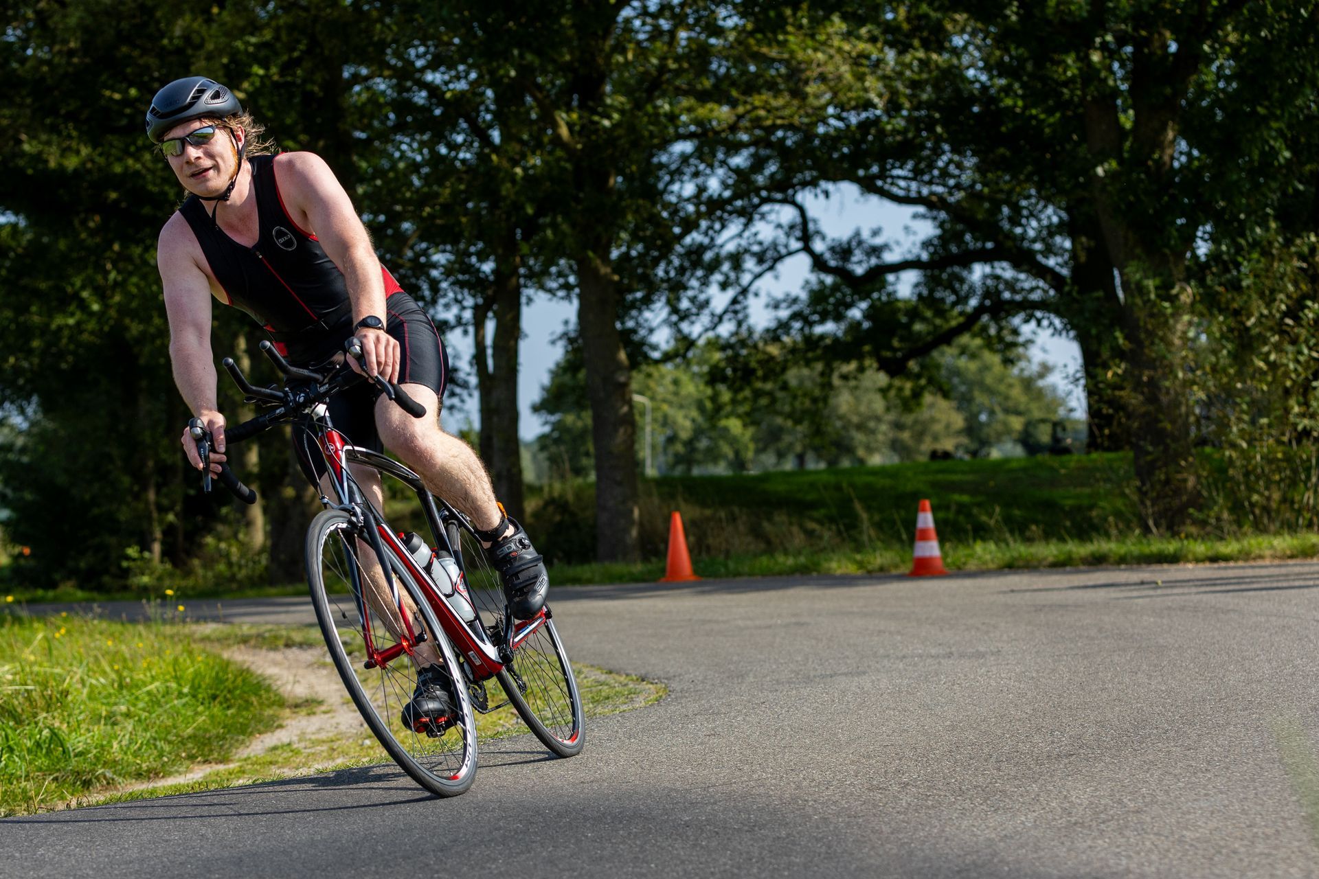 Een man fietst over een weg.