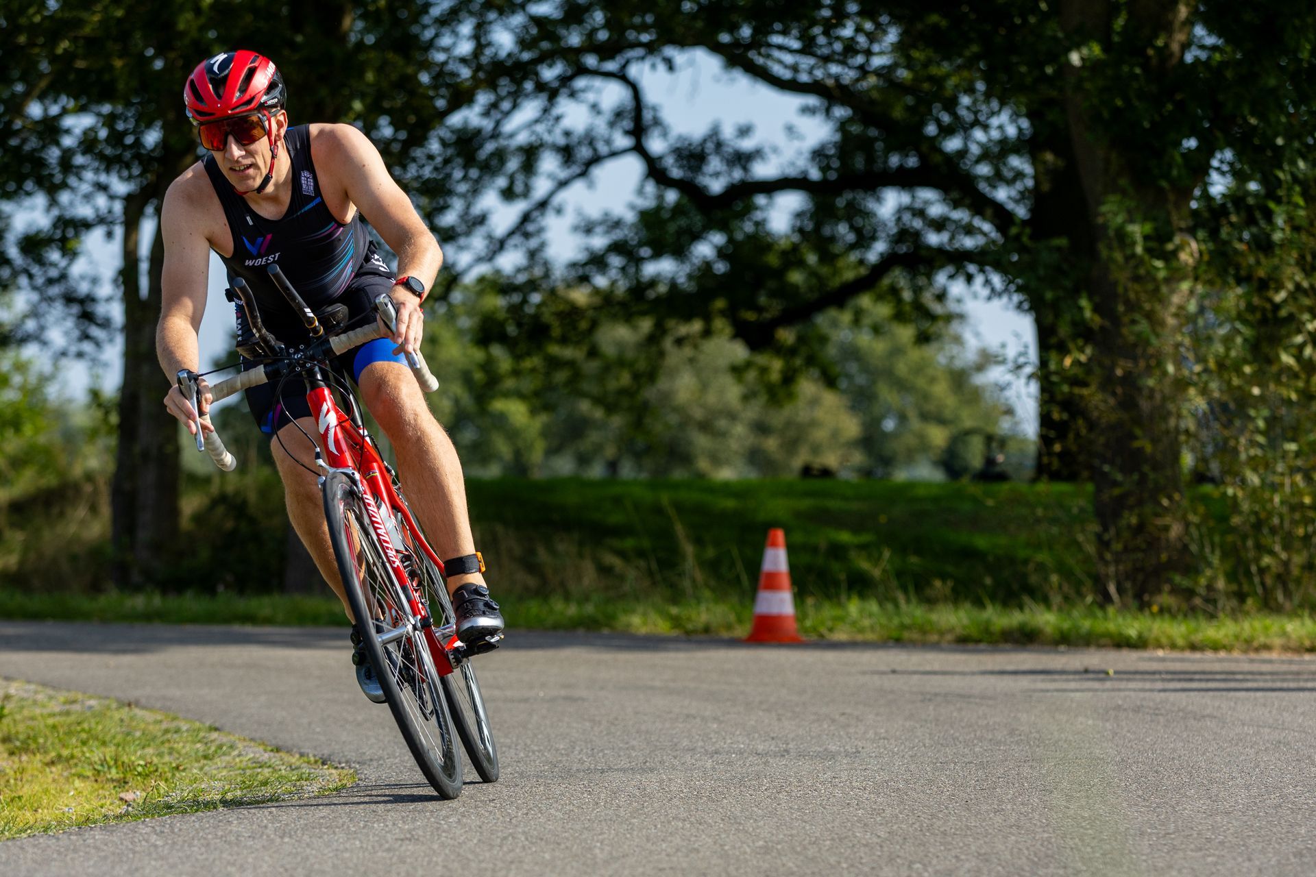 Een man fietst over een weg.